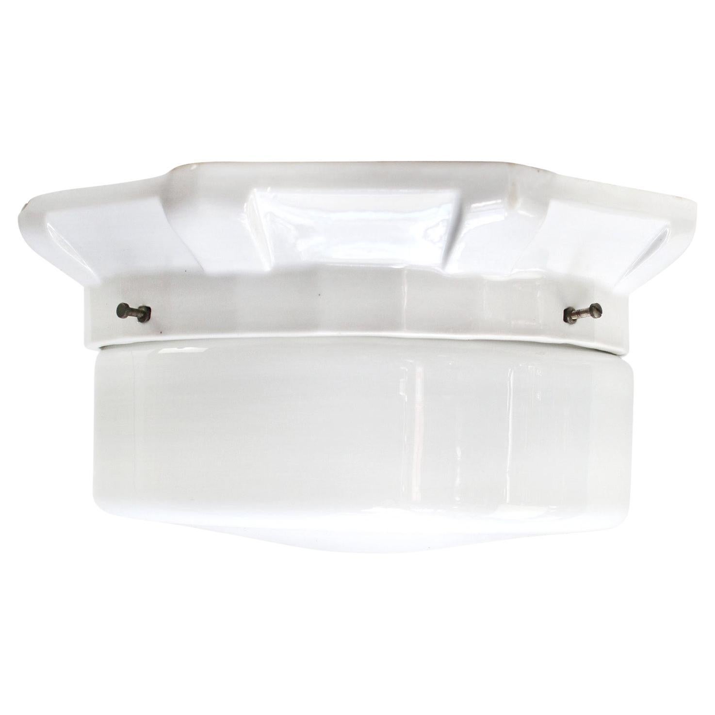Plafonnier des années 1920 en porcelaine blanche et en verre opalin