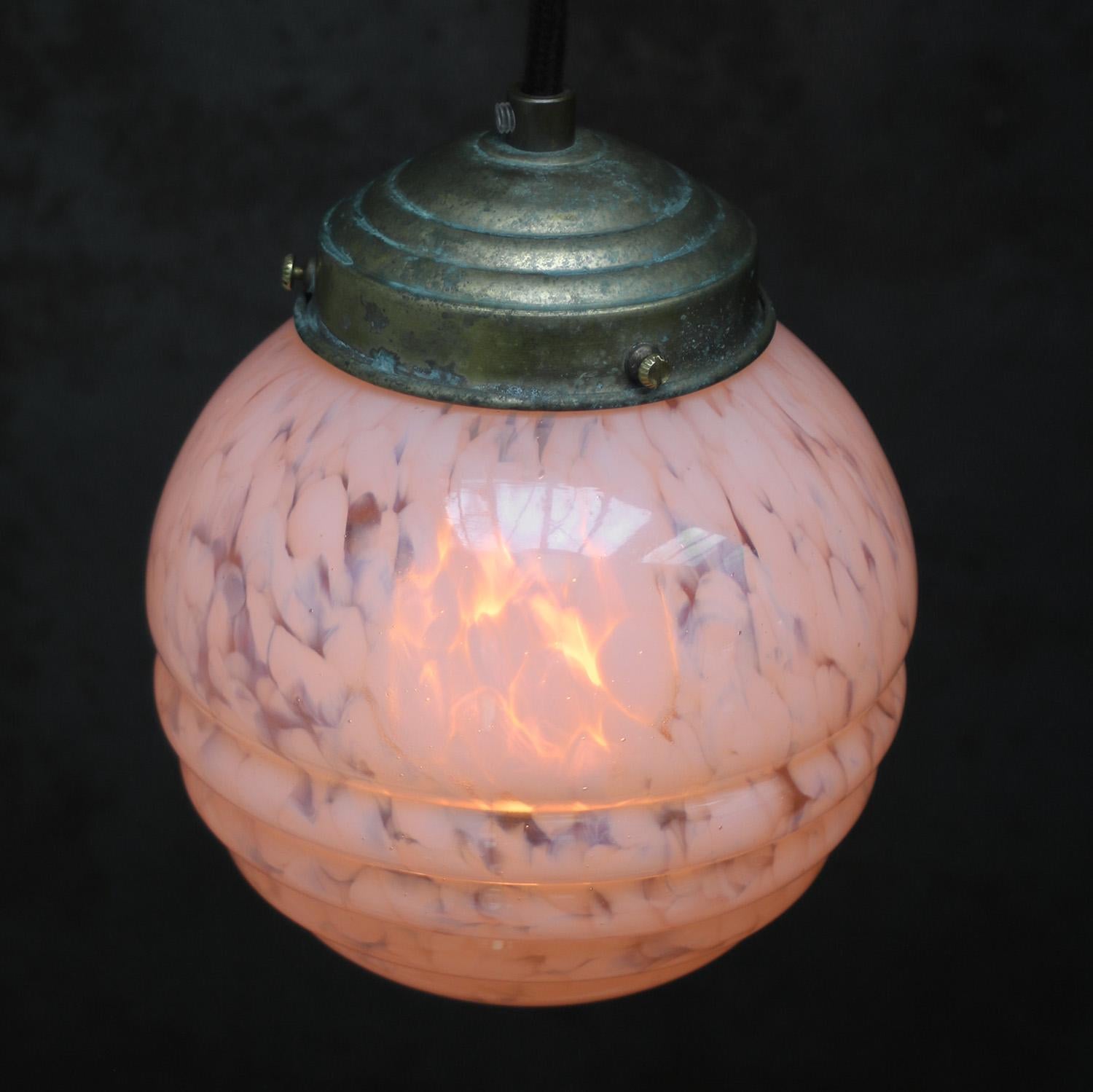 Art Nouveau Lampada a sospensione francese in vetro rosa Clichy in vendita