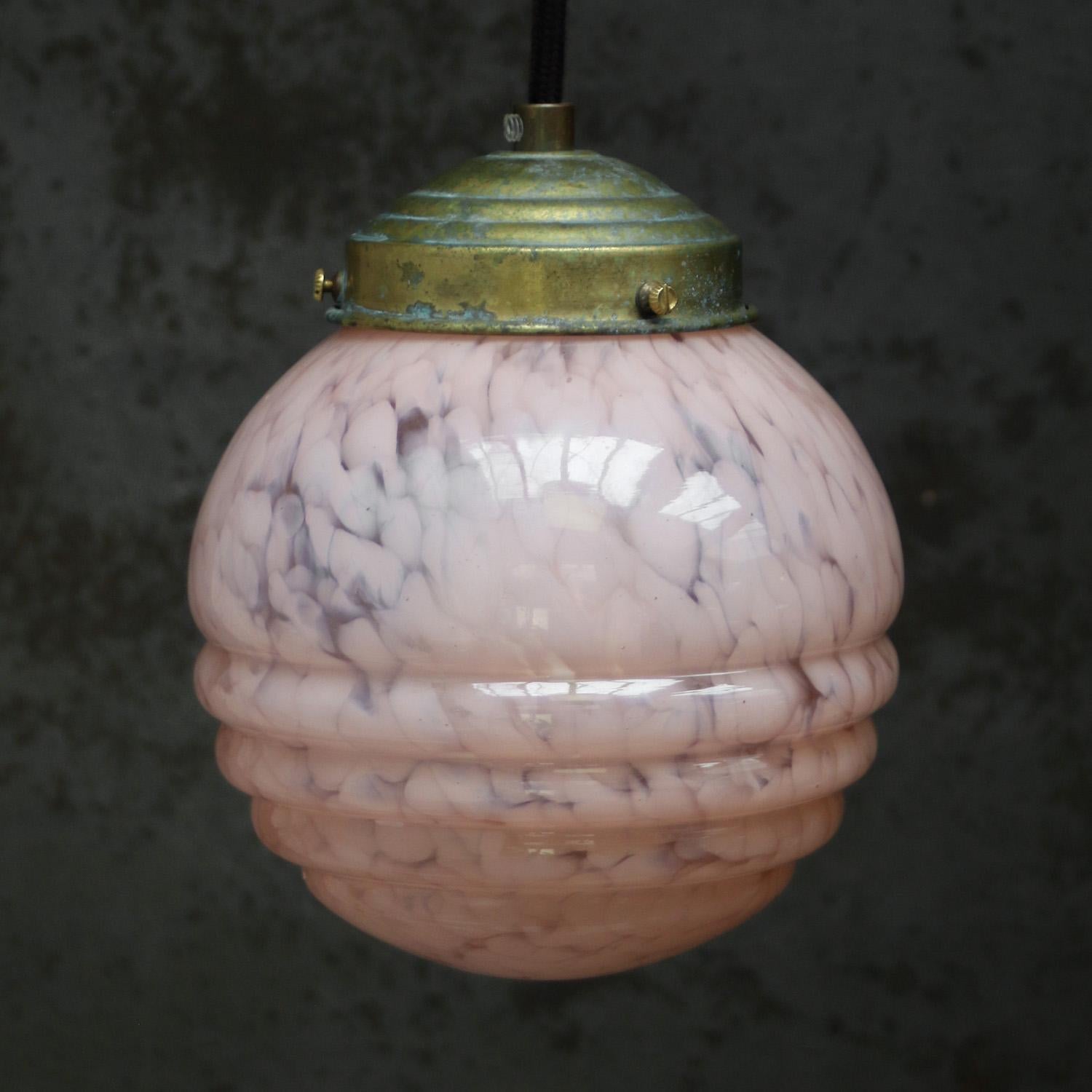 Francese Lampada a sospensione francese in vetro rosa Clichy in vendita