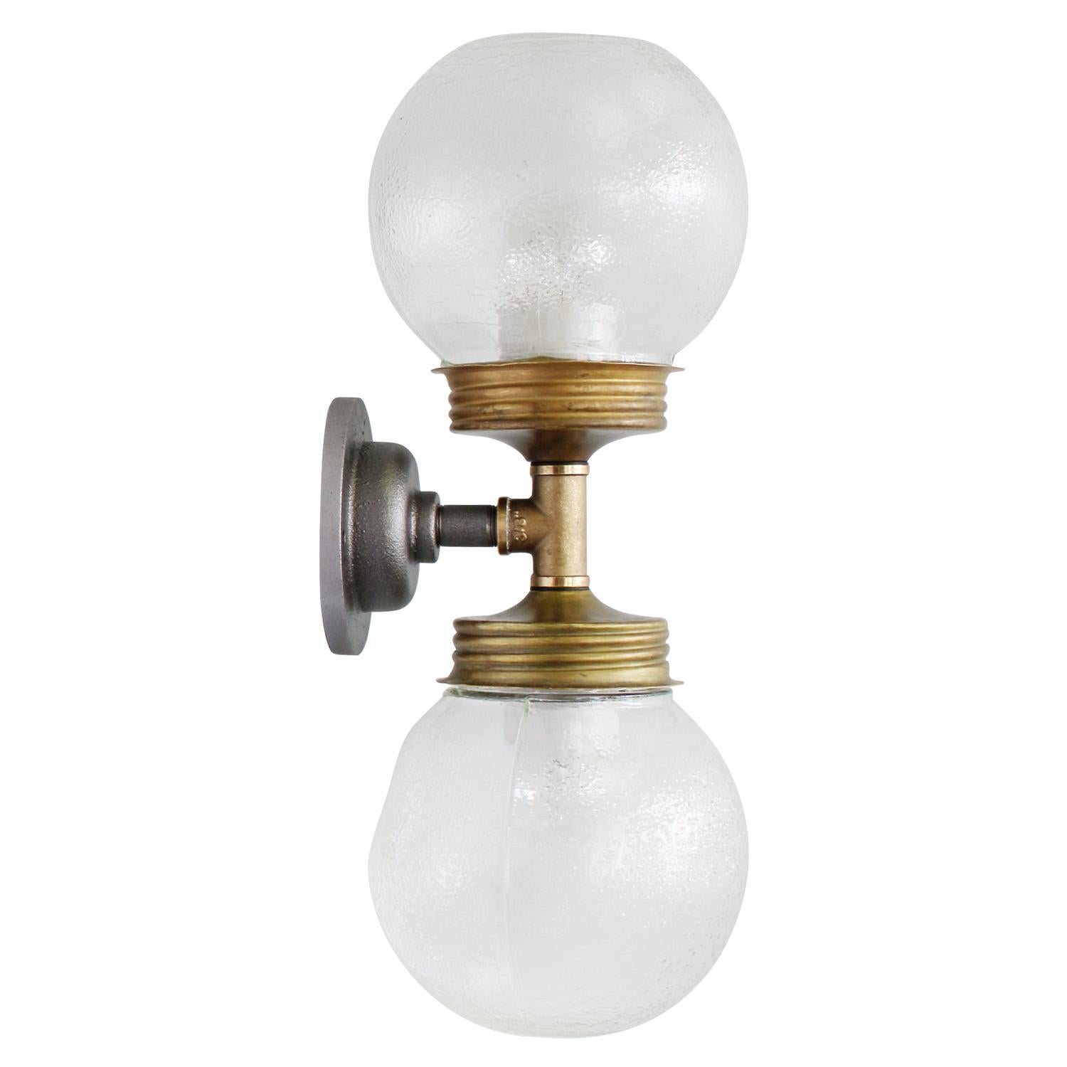 Luci da parete con vetro smerigliato in ottone e ghisa d'epoca a doppia luce in vendita 1