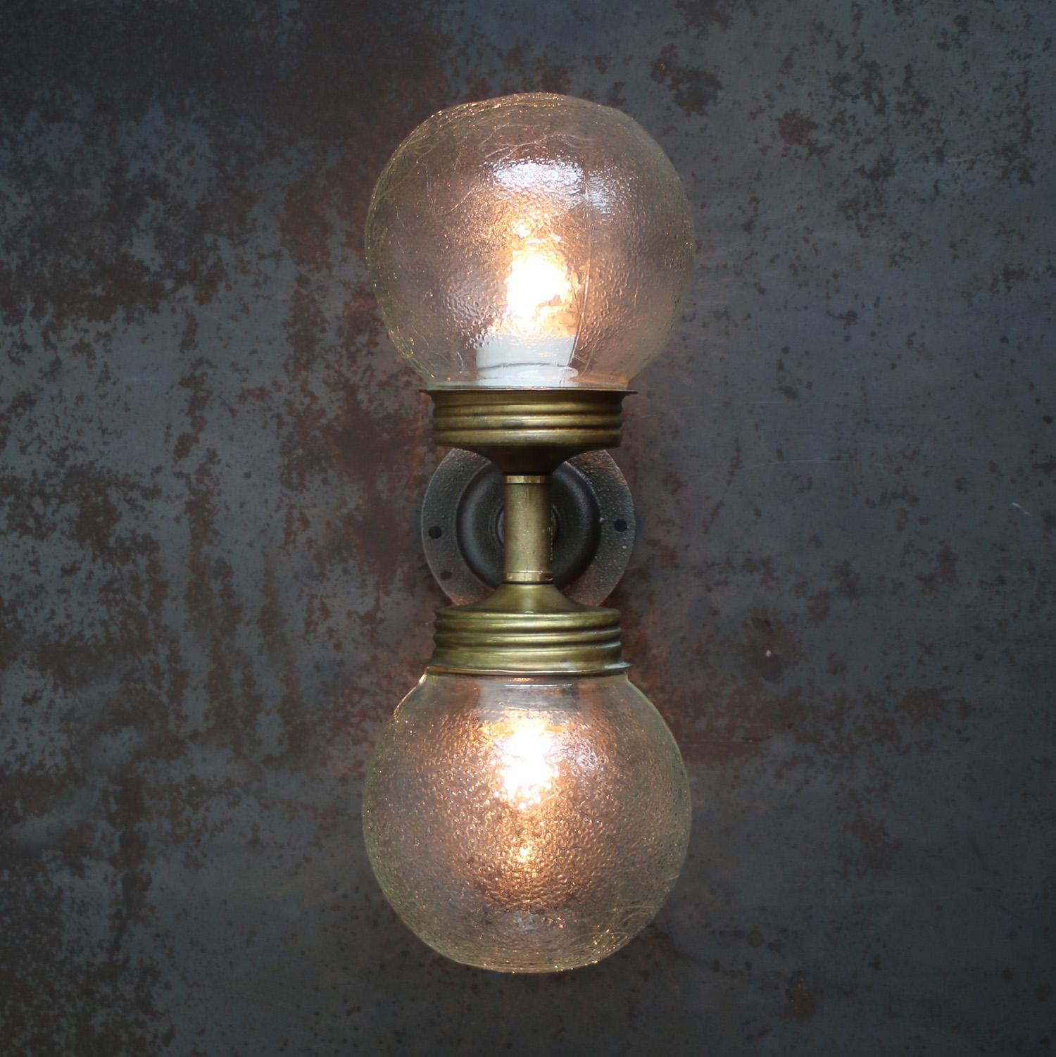 Calco Luci da parete con vetro smerigliato in ottone e ghisa d'epoca a doppia luce in vendita