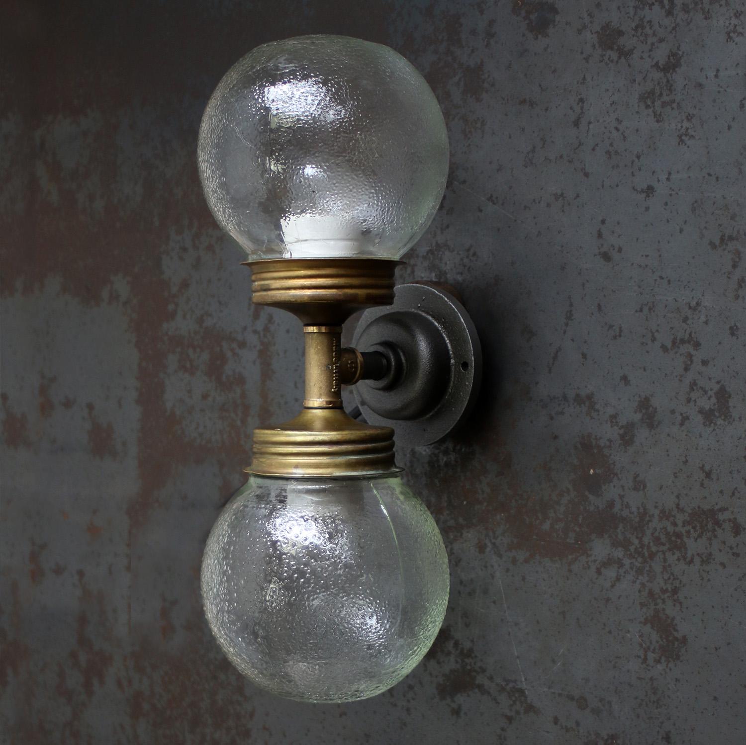 Luci da parete con vetro smerigliato in ottone e ghisa d'epoca a doppia luce In condizioni buone in vendita a Amsterdam, NL