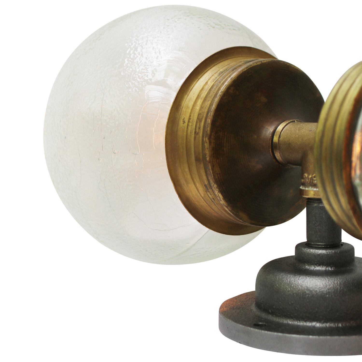 Vetro Luci da parete con vetro smerigliato in ottone e ghisa d'epoca a doppia luce in vendita