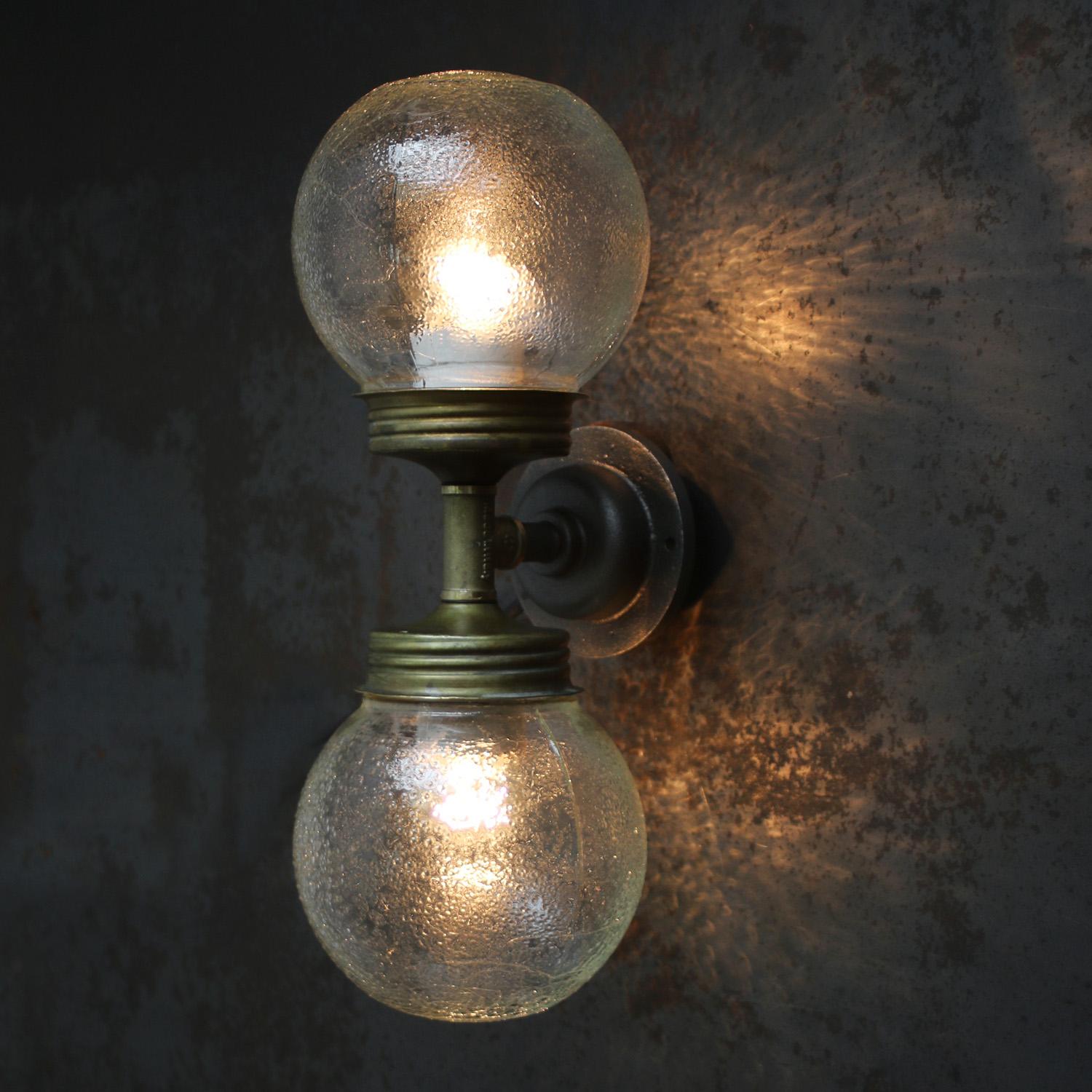 XX secolo Luci da parete con vetro smerigliato in ottone e ghisa d'epoca a doppia luce in vendita