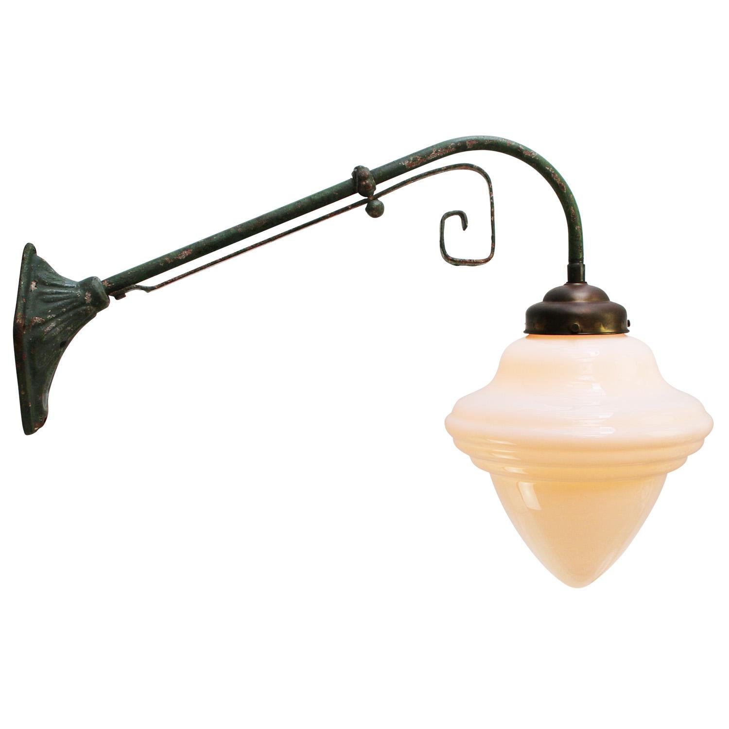 Français Applique en verre opalin en fonte verte de style Art Nouveau français en vente