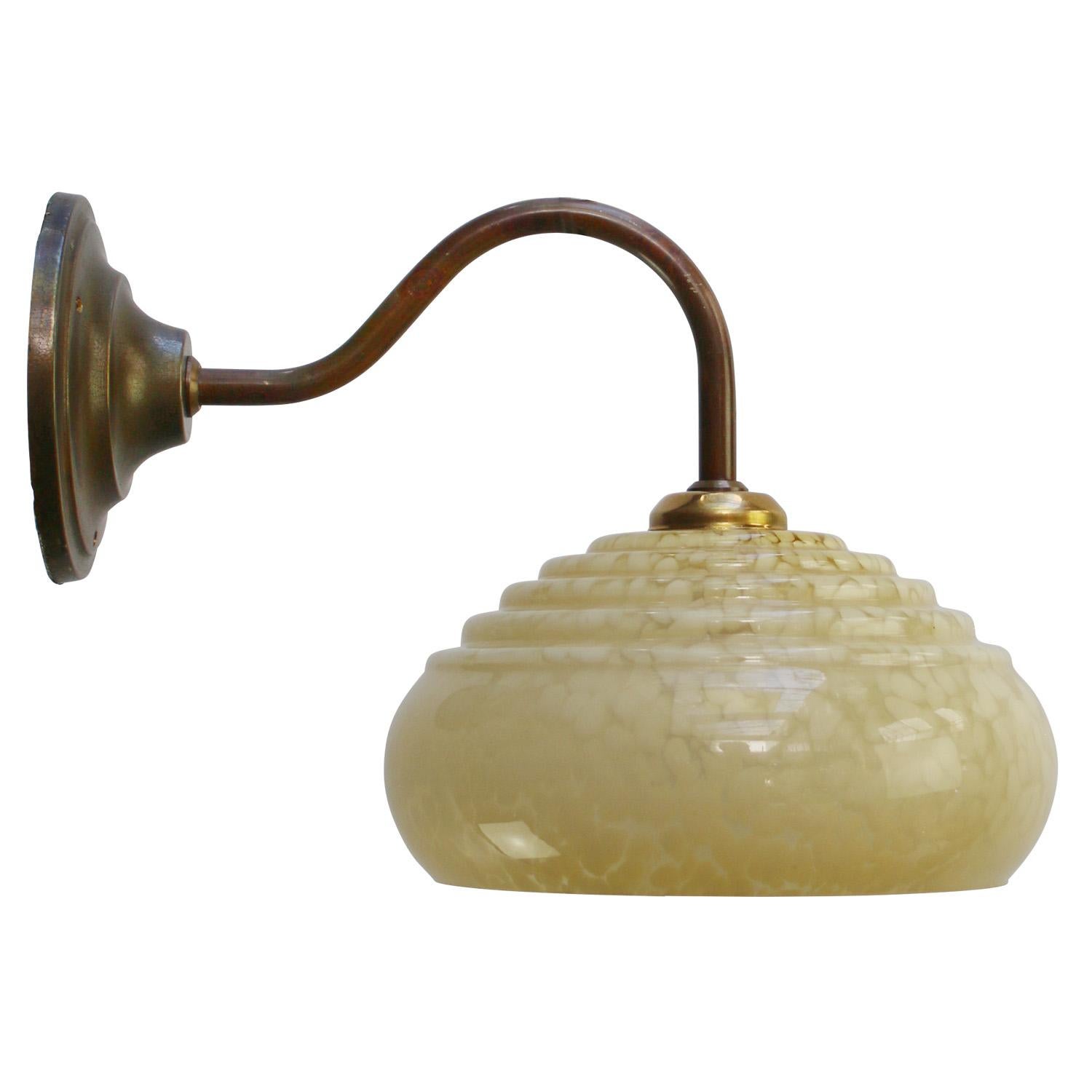 Französisch Gelb Clichy Glas Messing Sconces Wandlampen im Angebot 1