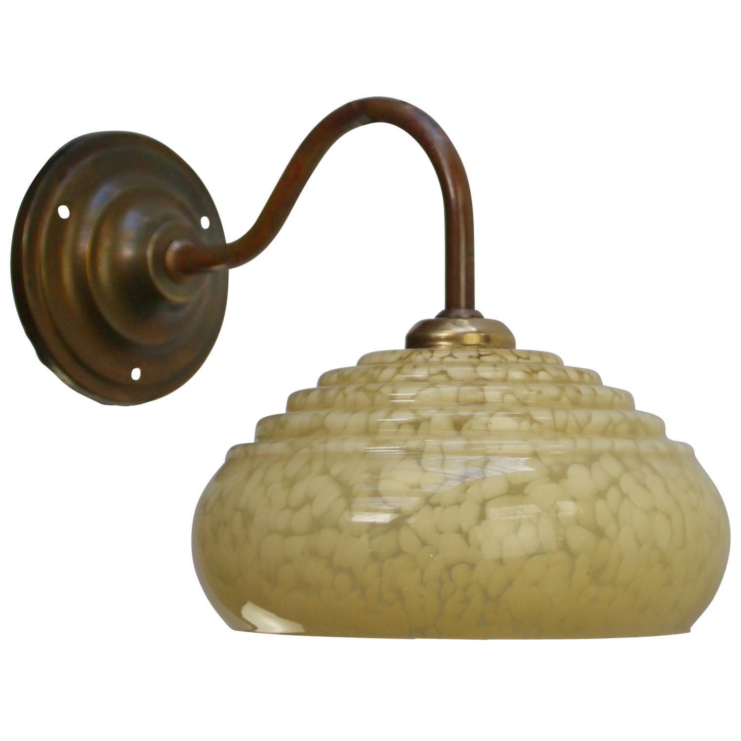 Französisch Gelb Clichy Glas Messing Sconces Wandlampen im Zustand „Gut“ im Angebot in Amsterdam, NL