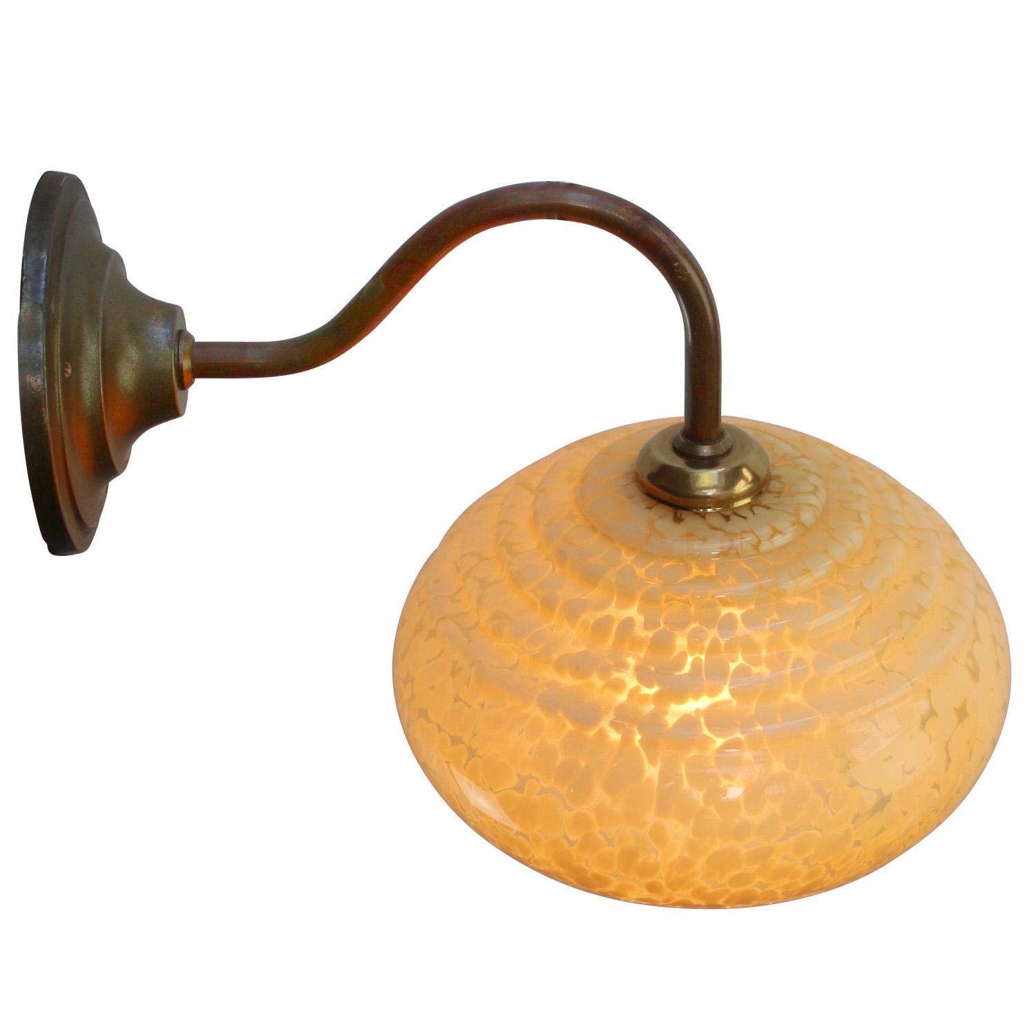 Französisch Gelb Clichy Glas Messing Sconces Wandlampen (20. Jahrhundert) im Angebot