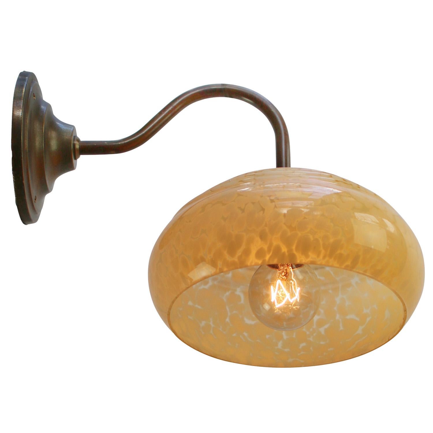 Französisch Gelb Clichy Glas Messing Sconces Wandlampen (Industriell) im Angebot