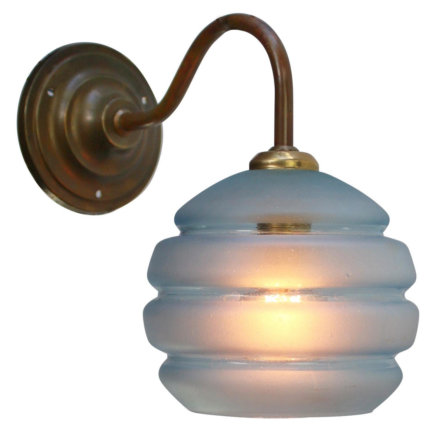 Französisch Art Deco Blau gefärbtes Glas Messing Wandlampen Sconces (Art déco) im Angebot