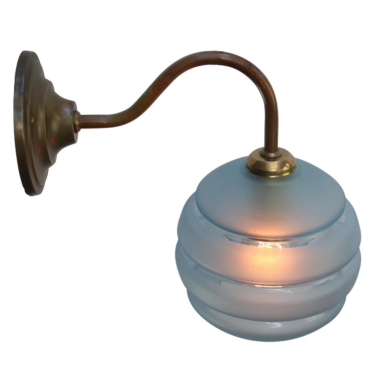 Französisch Art Deco Blau gefärbtes Glas Messing Wandlampen Sconces im Zustand „Gut“ im Angebot in Amsterdam, NL