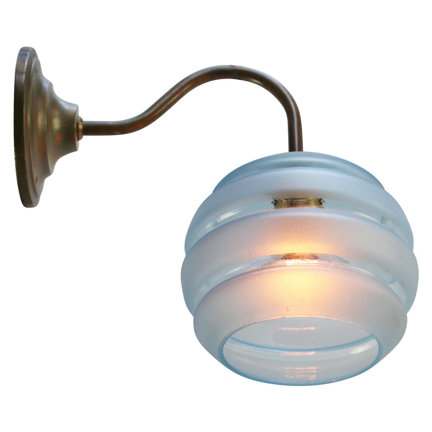 Französisch Art Deco Blau gefärbtes Glas Messing Wandlampen Sconces (20. Jahrhundert) im Angebot