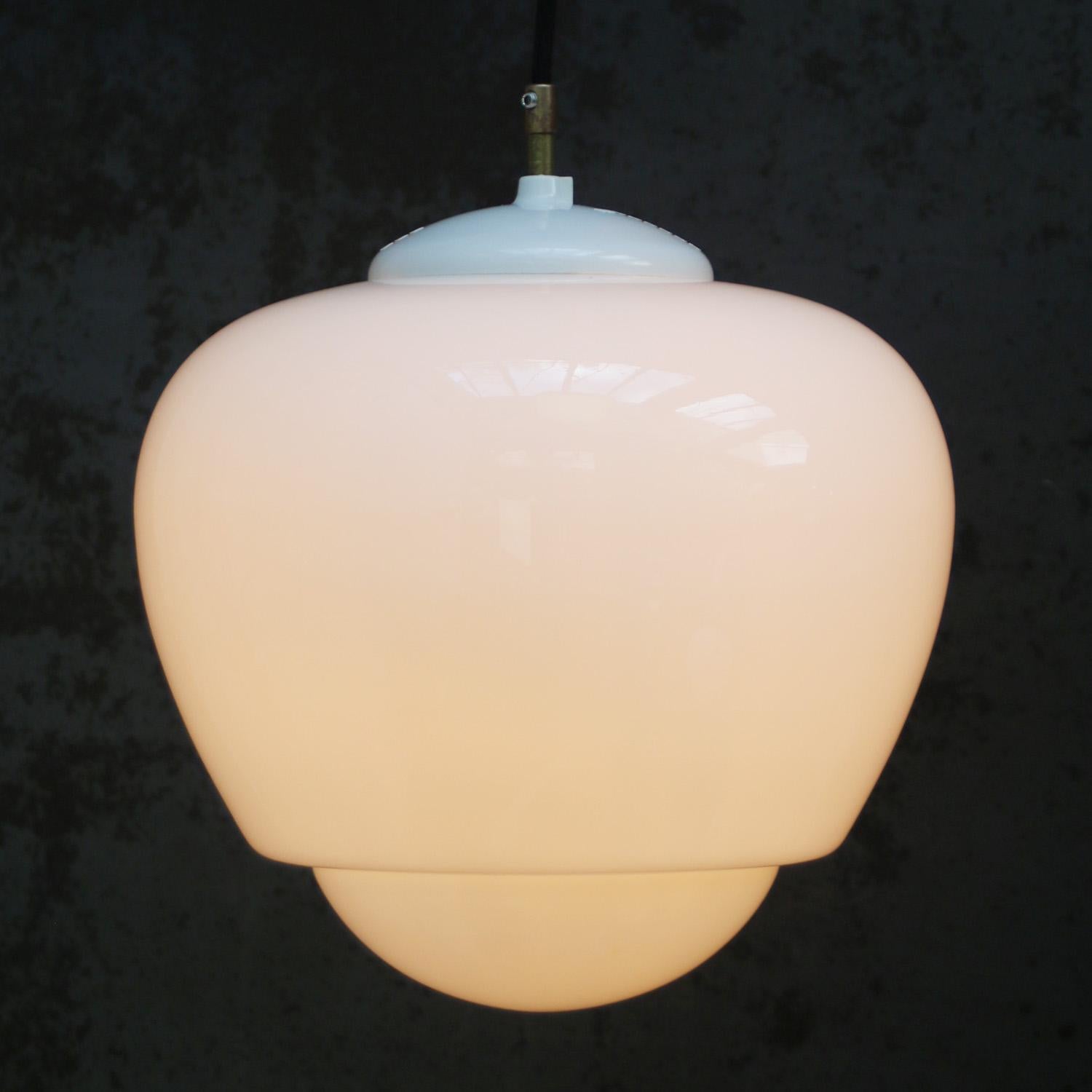 Tedesco Lampade a sospensione in vetro opalino bianco e bachelite in vendita