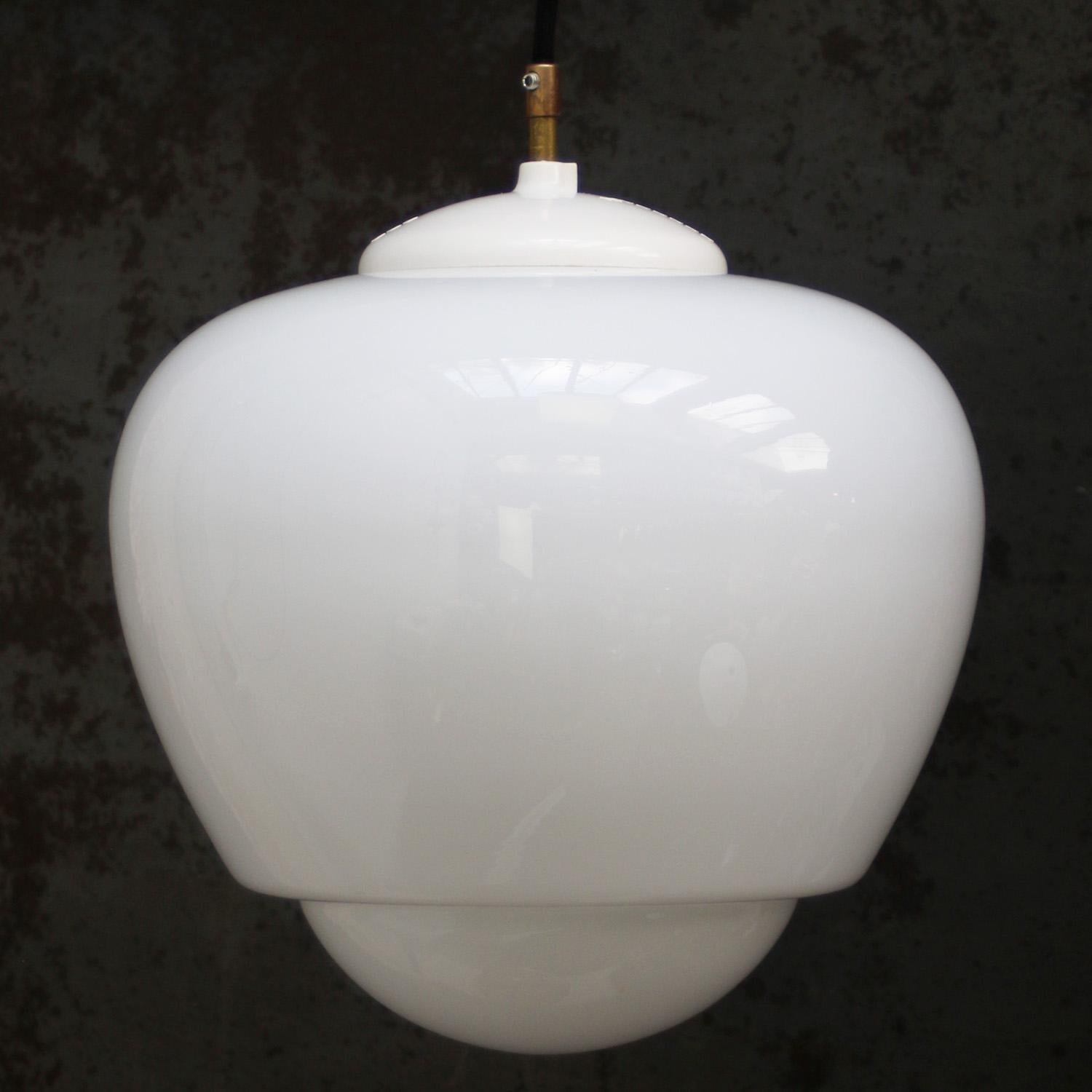 Mid-Century moderno Lampade a sospensione in vetro opalino bianco e bachelite in vendita