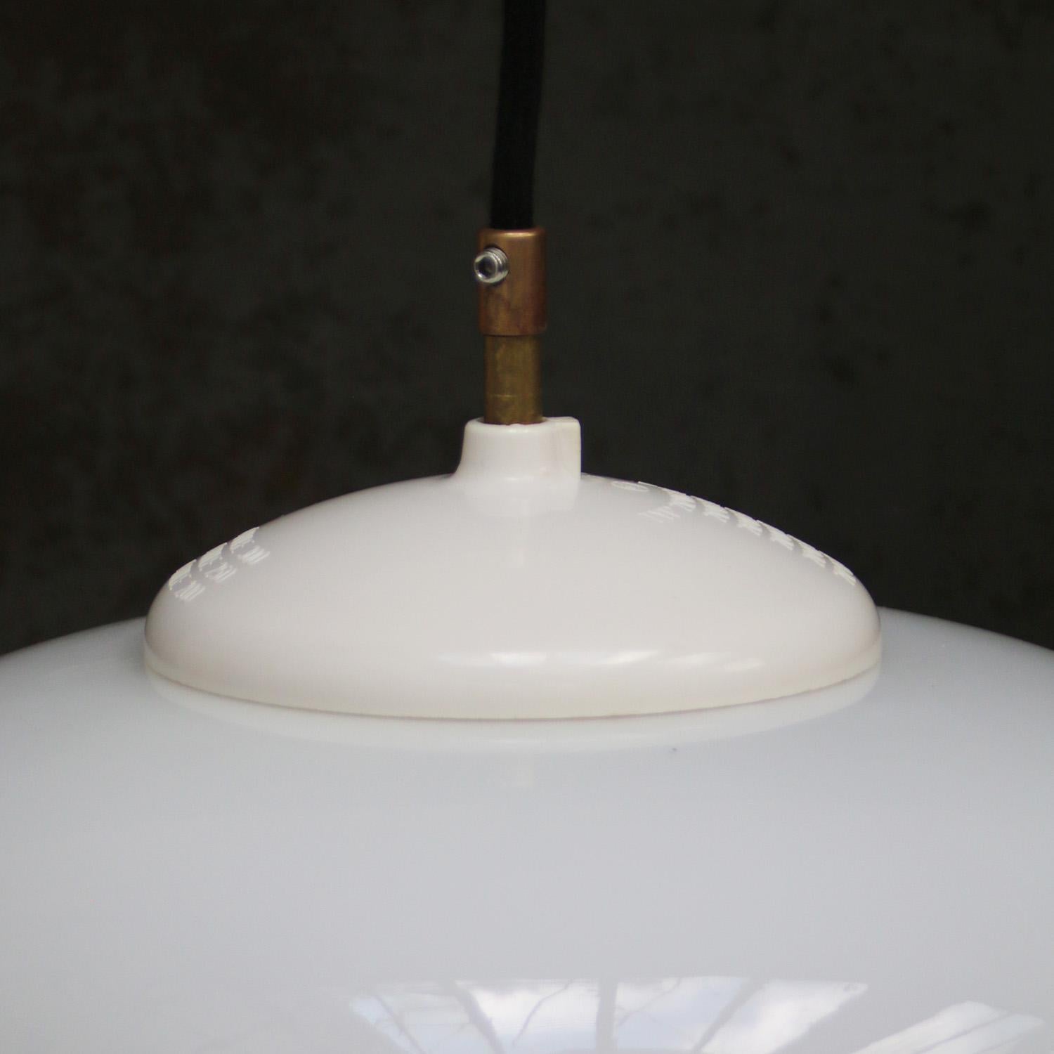 Vetro Lampade a sospensione in vetro opalino bianco e bachelite in vendita