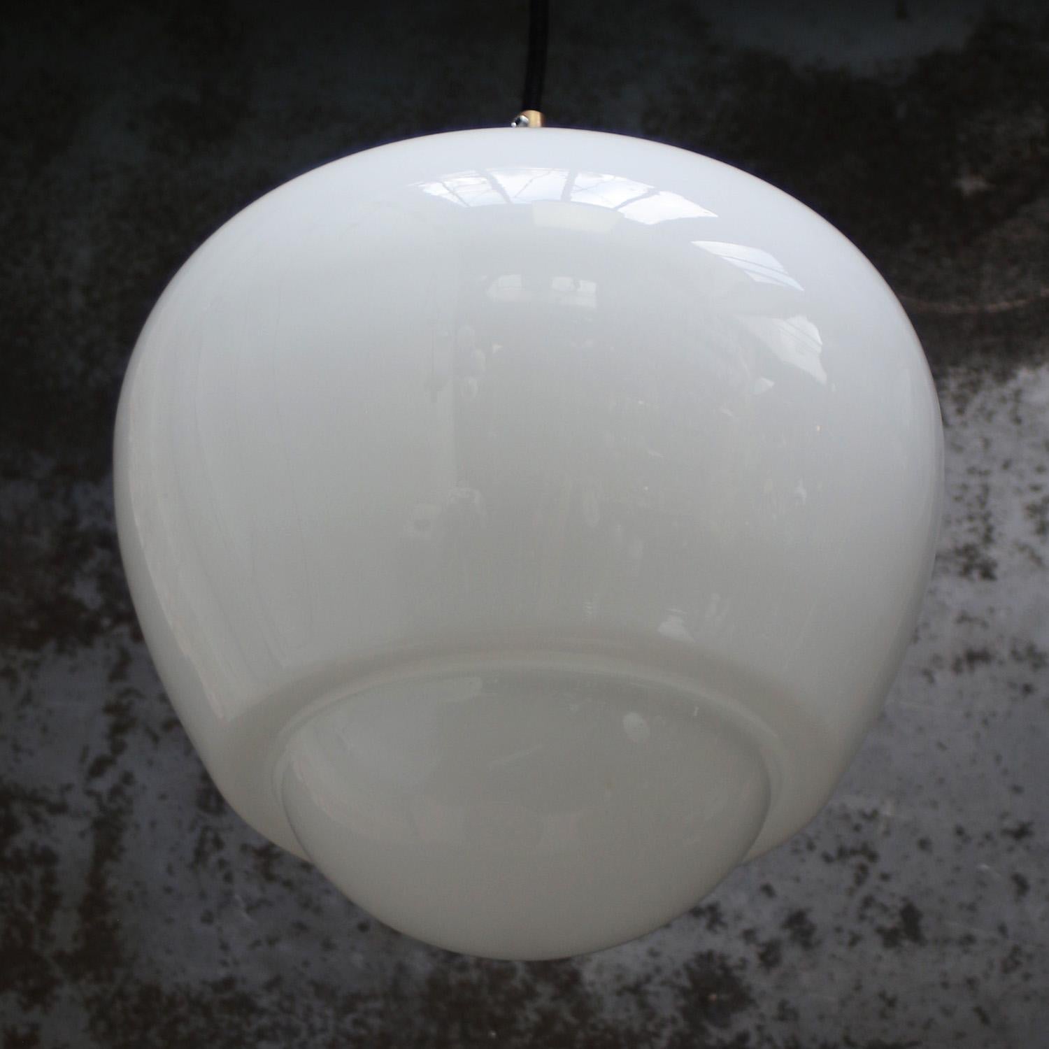 XX secolo Lampade a sospensione in vetro opalino bianco e bachelite in vendita