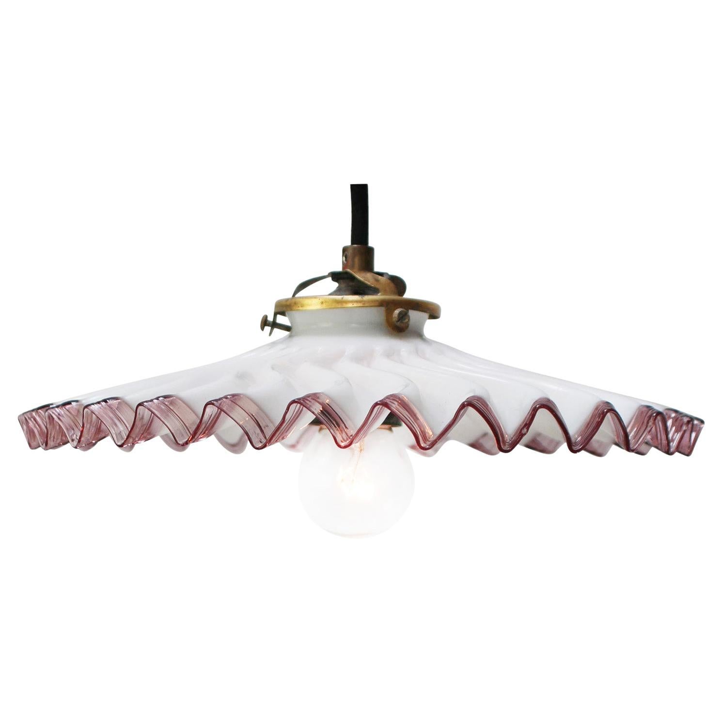 French Opaline bianco in vetro viola in ottone per pendente in vendita