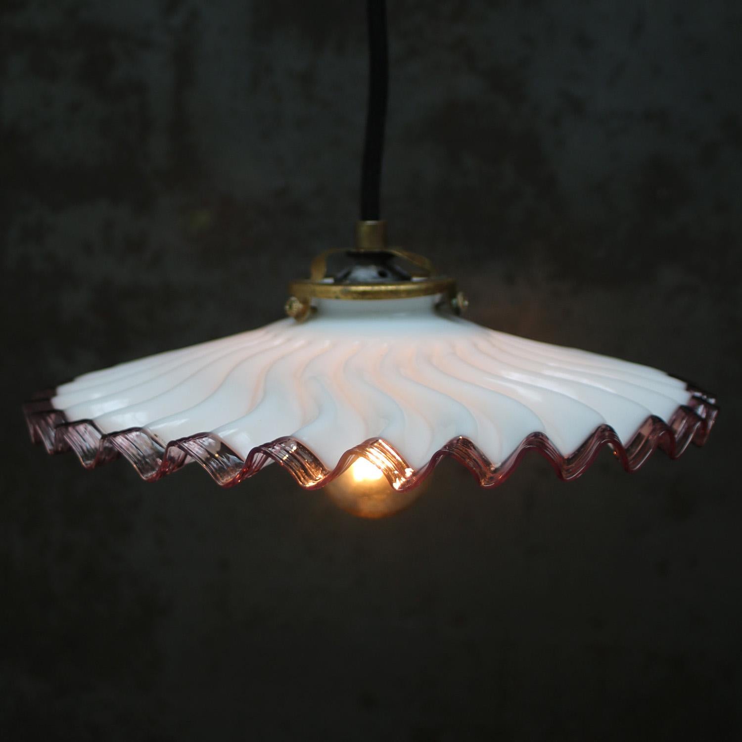French Opaline bianco in vetro viola in ottone per pendente In condizioni buone in vendita a Amsterdam, NL