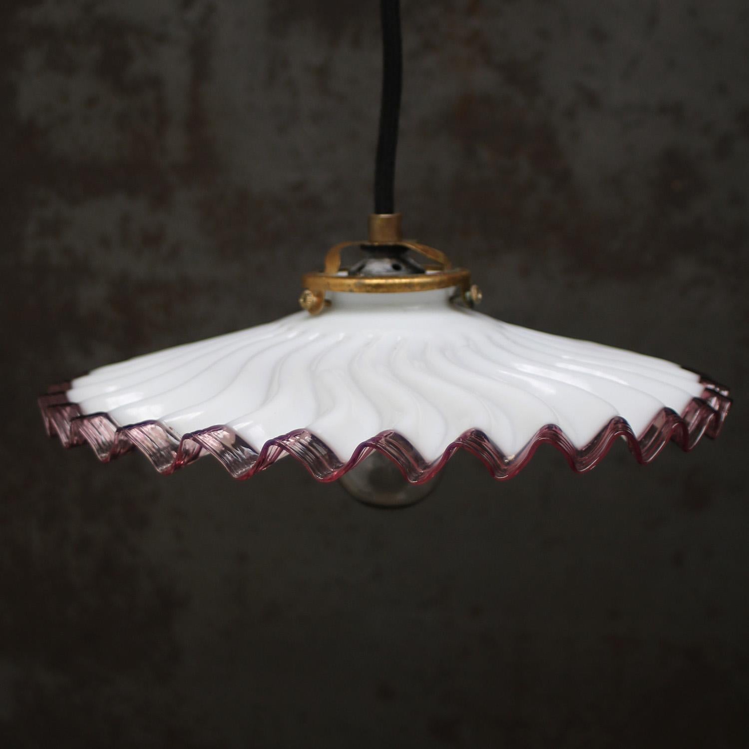 Lampada a sospensione in vetro opalino francese con bordi color porpora. 2 metri di cotone nero flessibile

Peso 0,50 kg / 1,1 lb

Prezzo per singolo articolo. Tutte le lampade sono state rese idonee dagli standard internazionali per le lampadine a