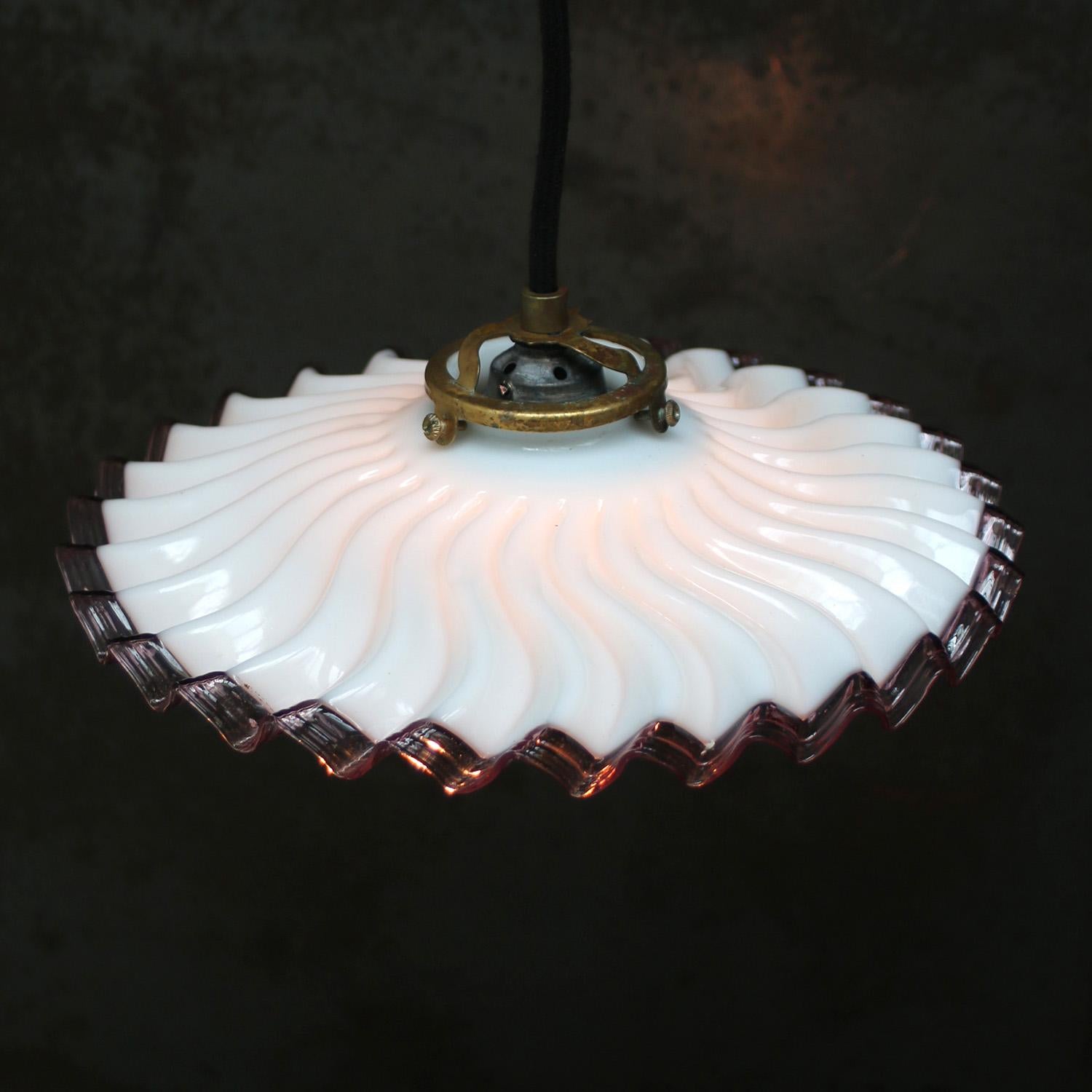 Industriale French Opaline bianco in vetro viola in ottone per pendente in vendita
