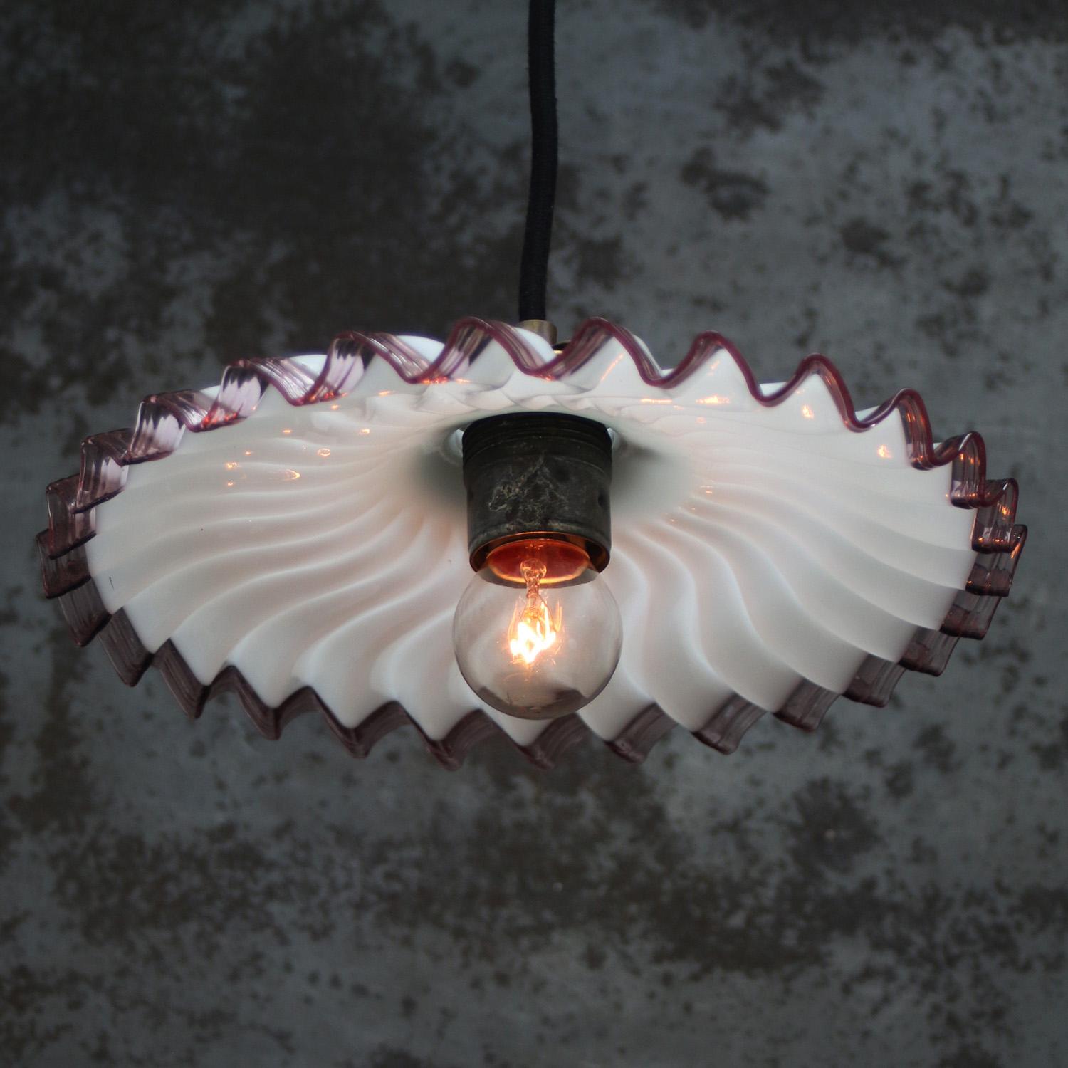 Francese French Opaline bianco in vetro viola in ottone per pendente in vendita
