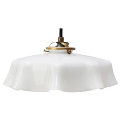 Luci a sospensione in ottone con vetro opalino bianco francese