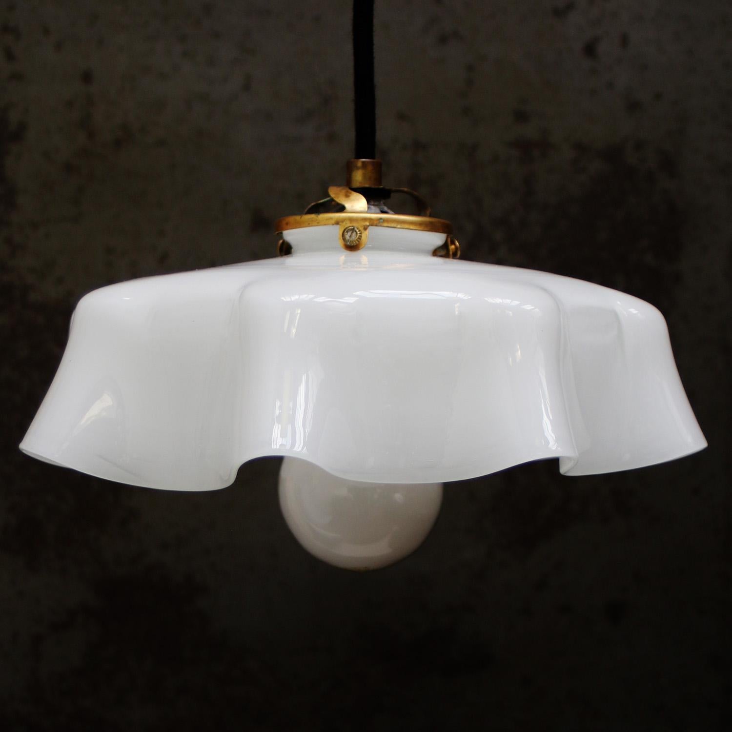 Pendente industriale in vetro opalino bianco francese.

Peso 0,75 kg / 1,7 lb

Prezzo per singolo articolo. Tutte le lampade sono state rese idonee dagli standard internazionali per le lampadine a incandescenza, a risparmio energetico e a LED. I