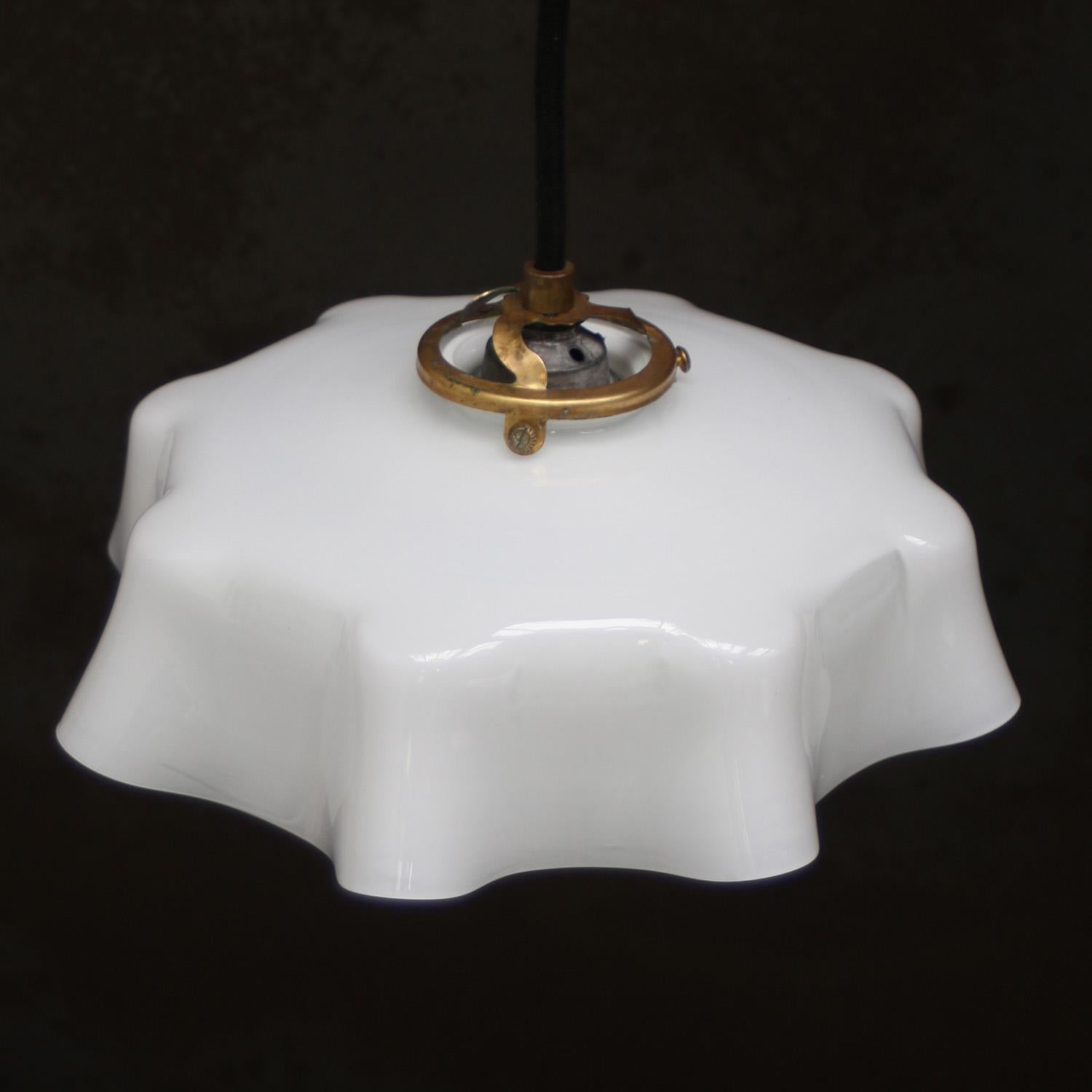 XX secolo Luci a sospensione in ottone con vetro opalino bianco francese in vendita