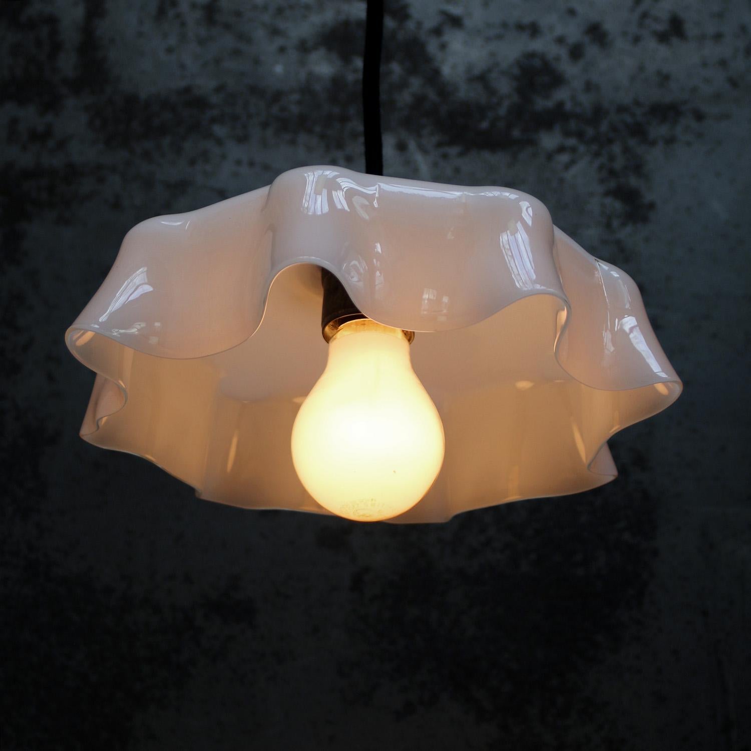 Vetro Luci a sospensione in ottone con vetro opalino bianco francese in vendita
