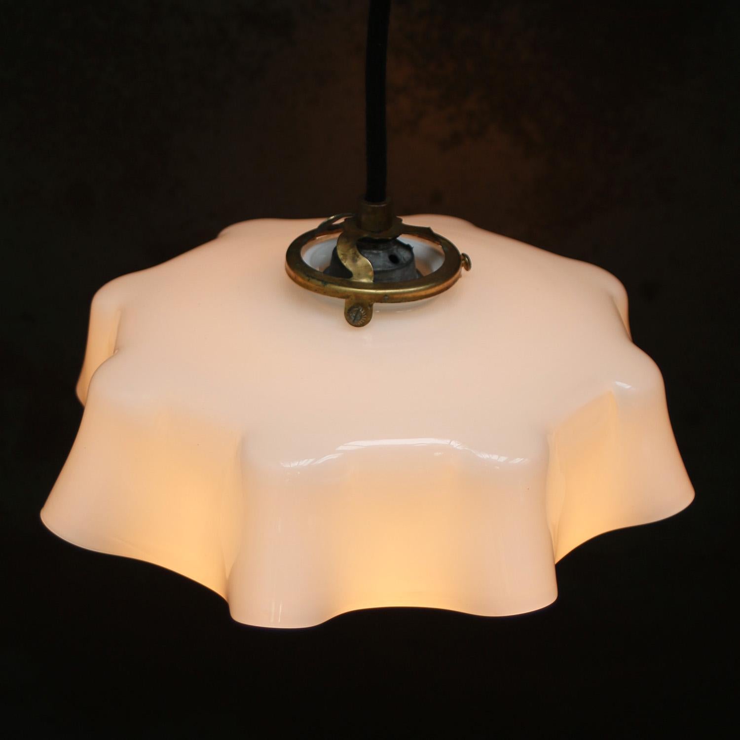 Mid-Century moderno Luci a sospensione in ottone con vetro opalino bianco francese in vendita