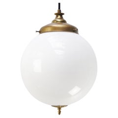 Luci a sospensione in ottone doppie con vetro opalino bianco vintage