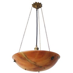 1920er Jahre Französisch Art Deco Alabaster Anhänger Kronleuchter mit Messing Mount