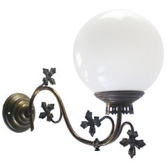 Applique in stile Art Nouveau belga in ottone e vetro opalino bianco