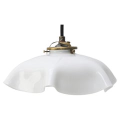 Lampada a sospensione in vetro opalino francese e ottone
