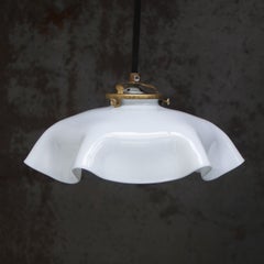 Lampada a sospensione in vetro opalino francese e ottone