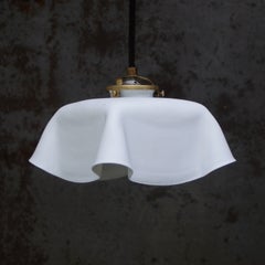 Lampada a sospensione in vetro opalino bianco opaco francese