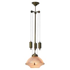 Lampada a sospensione in vetro pressato prismatico trasparente con struttura in ottone, modello "Rise & Fall" di Holophane