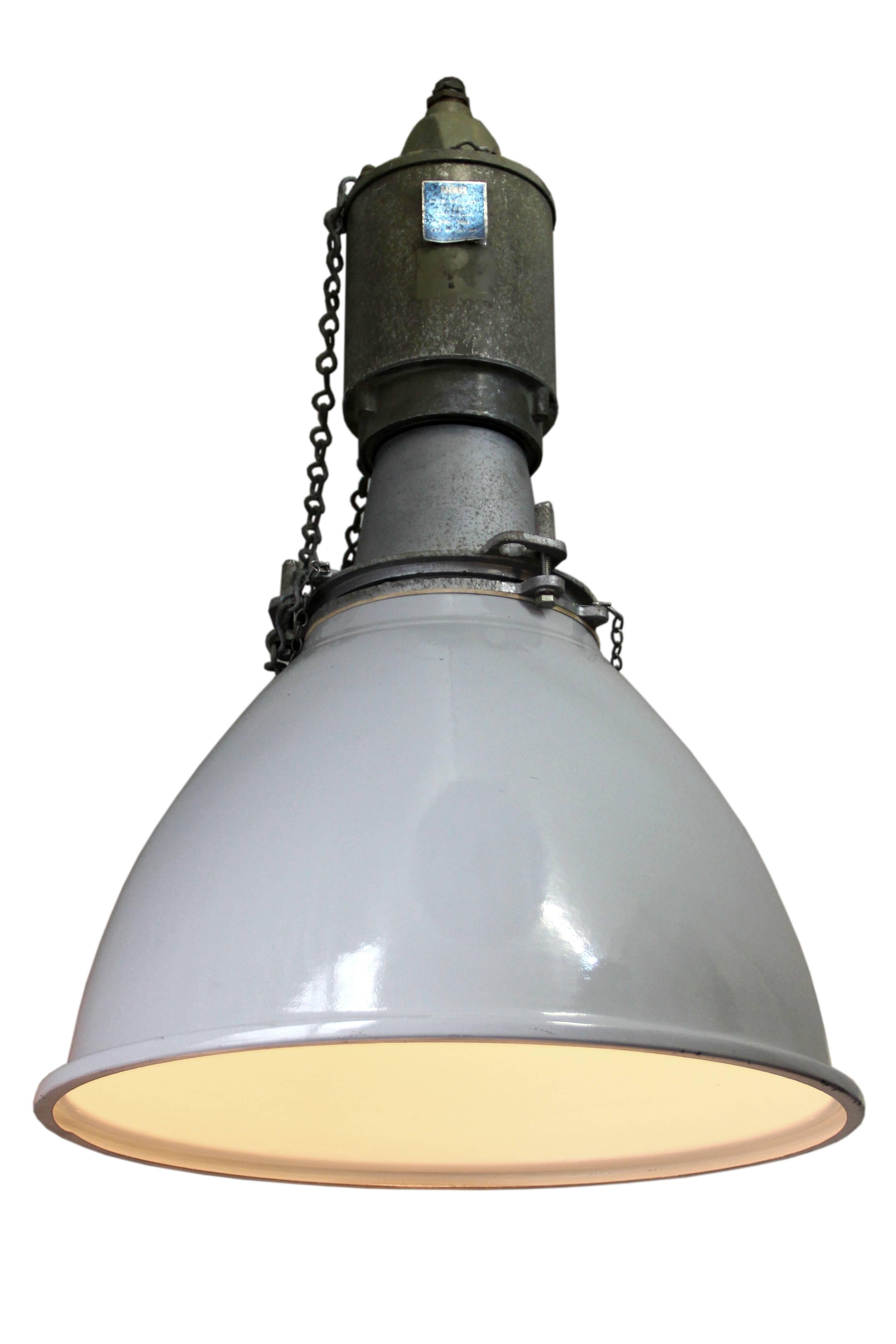 Classic British vintage Industrial lamp.
Grey enamel with white interior and cast aluminum top.

Weight: 5.0 kg / 11 lb

All lamps have been made suitable by international standards for incandescent light bulbs, energy-efficient and LED bulbs.