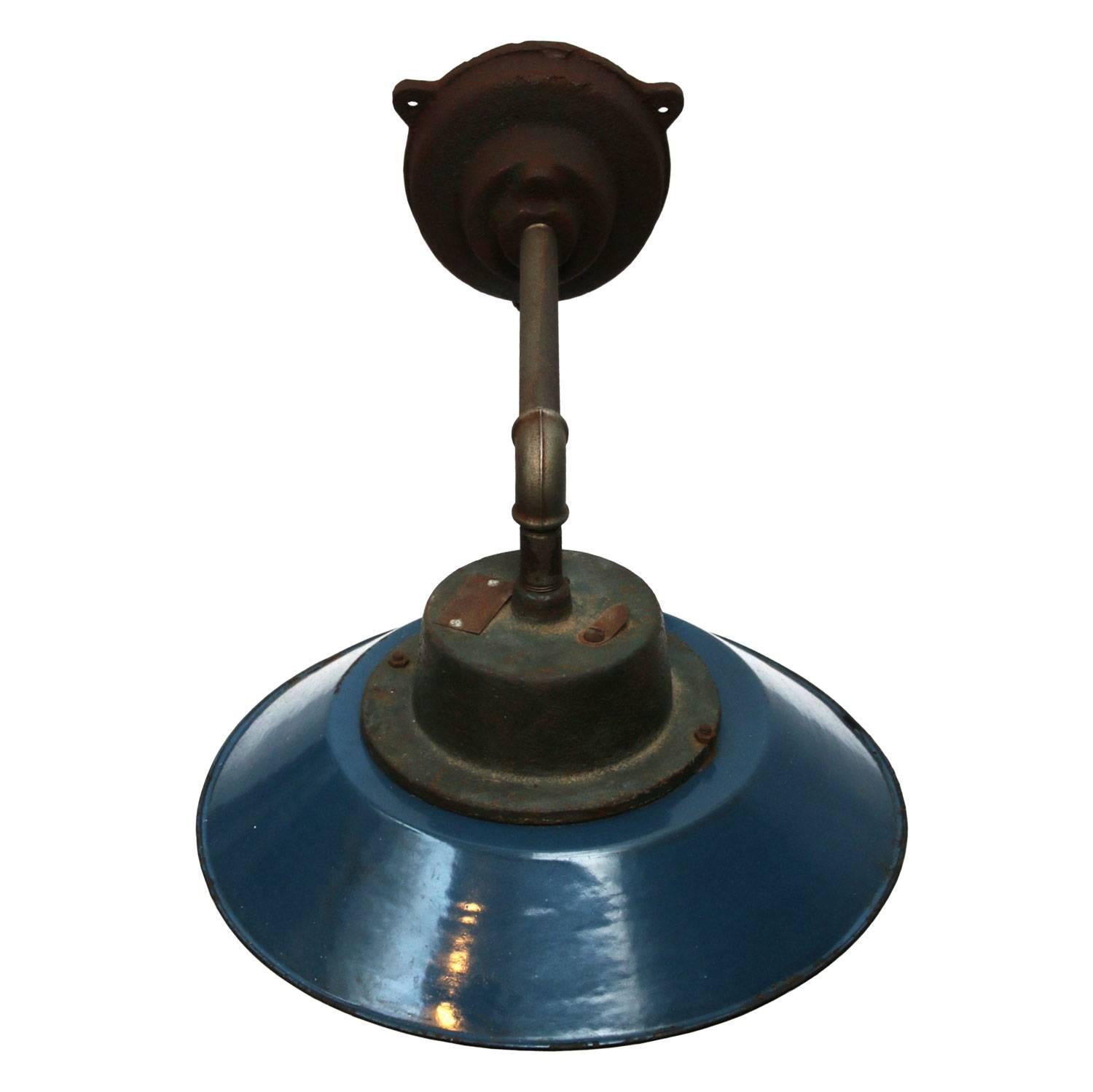 Arlo wand blue. Blue colored enamel Industrial wall light with white interior. Clear glass.
Diameter cast iron wall mount: 12 cm, 3 holes to secure,

weight: 5.5 kg / 12.1 lb

For use outdoors as well as indoors. 

All lamps have been made