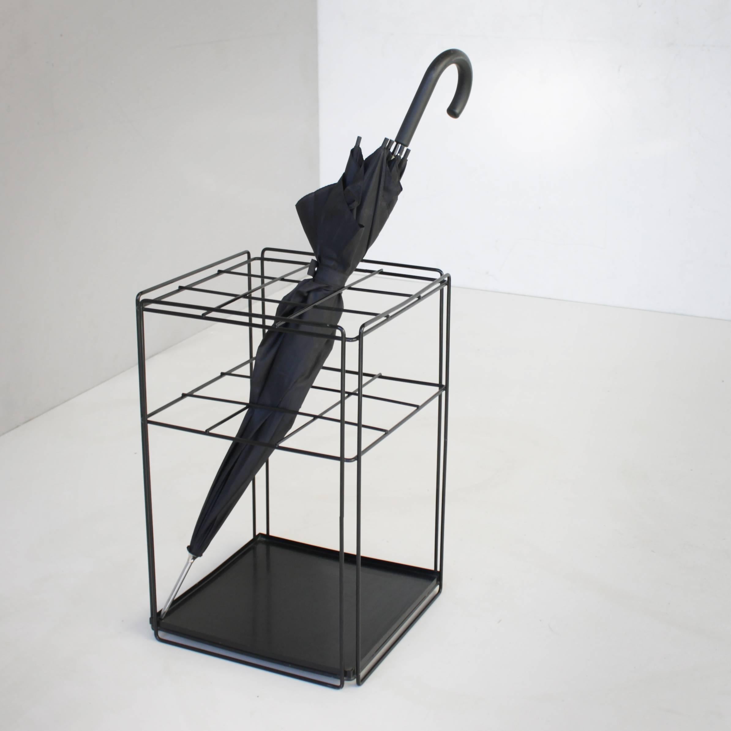 Minimalist black lacquered umbrella stand by French artist Max Sauze for Atrow, circa 1970. Geometric and sculptural. We have also a set nesting tables from the same series.