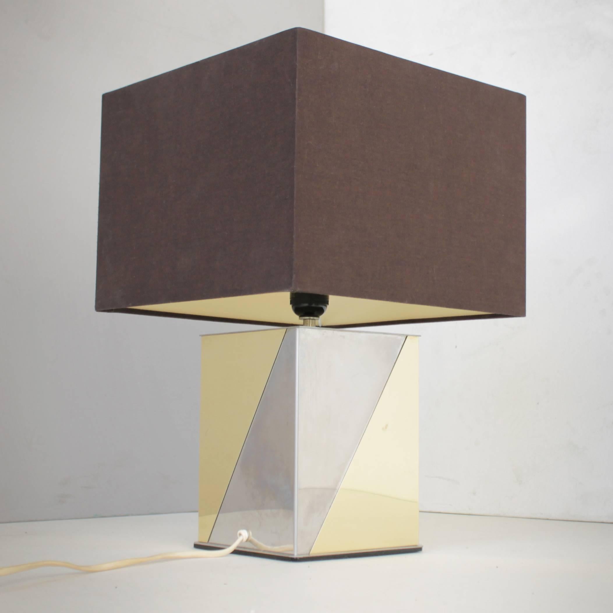 Architectural table lamp in the style of Paul Evans’ famous ‘Cityscape’ furniture. This lamp is most likely made in France. Though it’s unsigned, the lamp shows strong similarities with the designs of Philippe Jean and Maison Jansen as