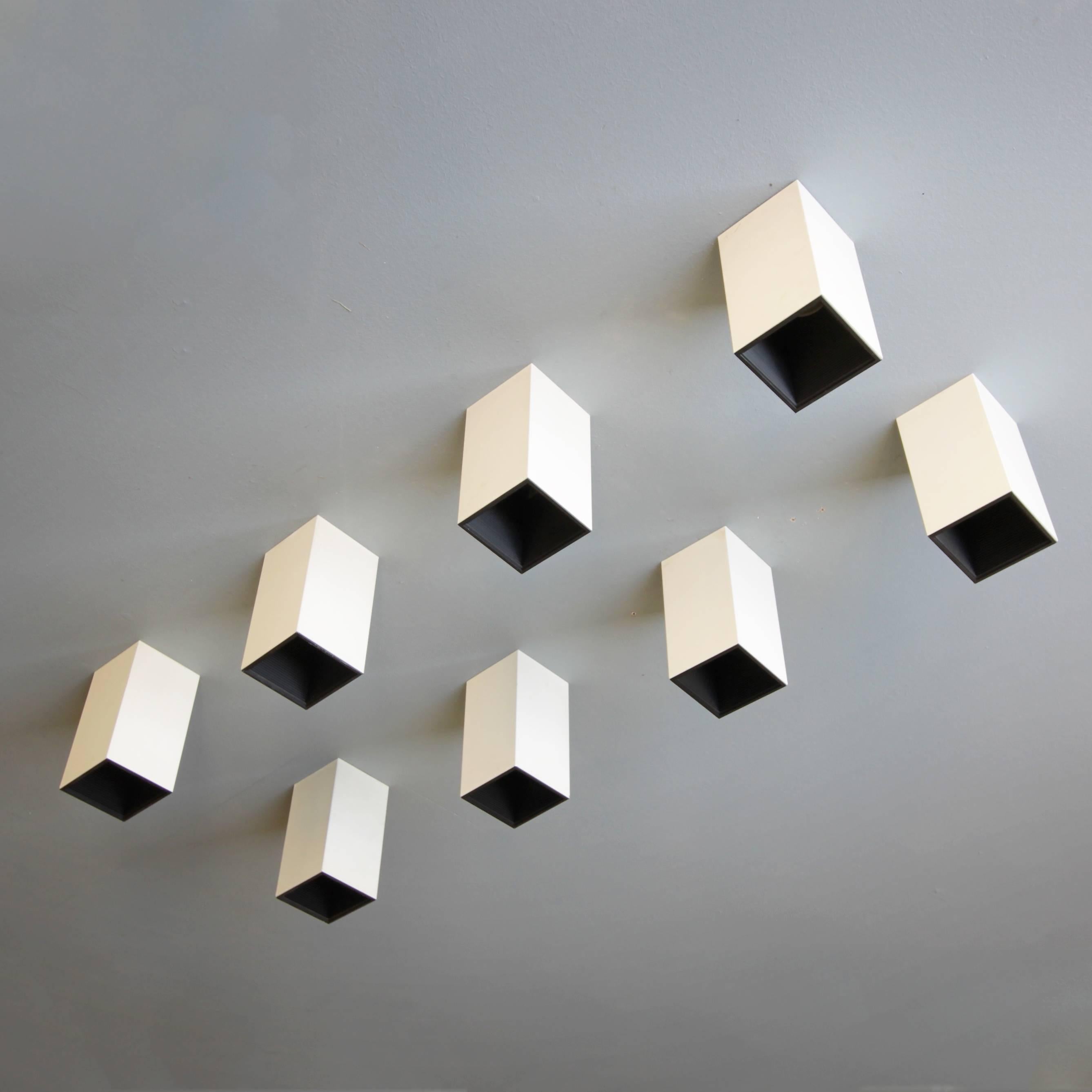 Eight spot lights for Hiemstra Evolux, Holland. Measurements of one-light: Height 6.9 in. (17,5 cm), width 3.5 in. (9 cm), depth 3.5 in. (9 cm).
Price is for all eight pieces.
