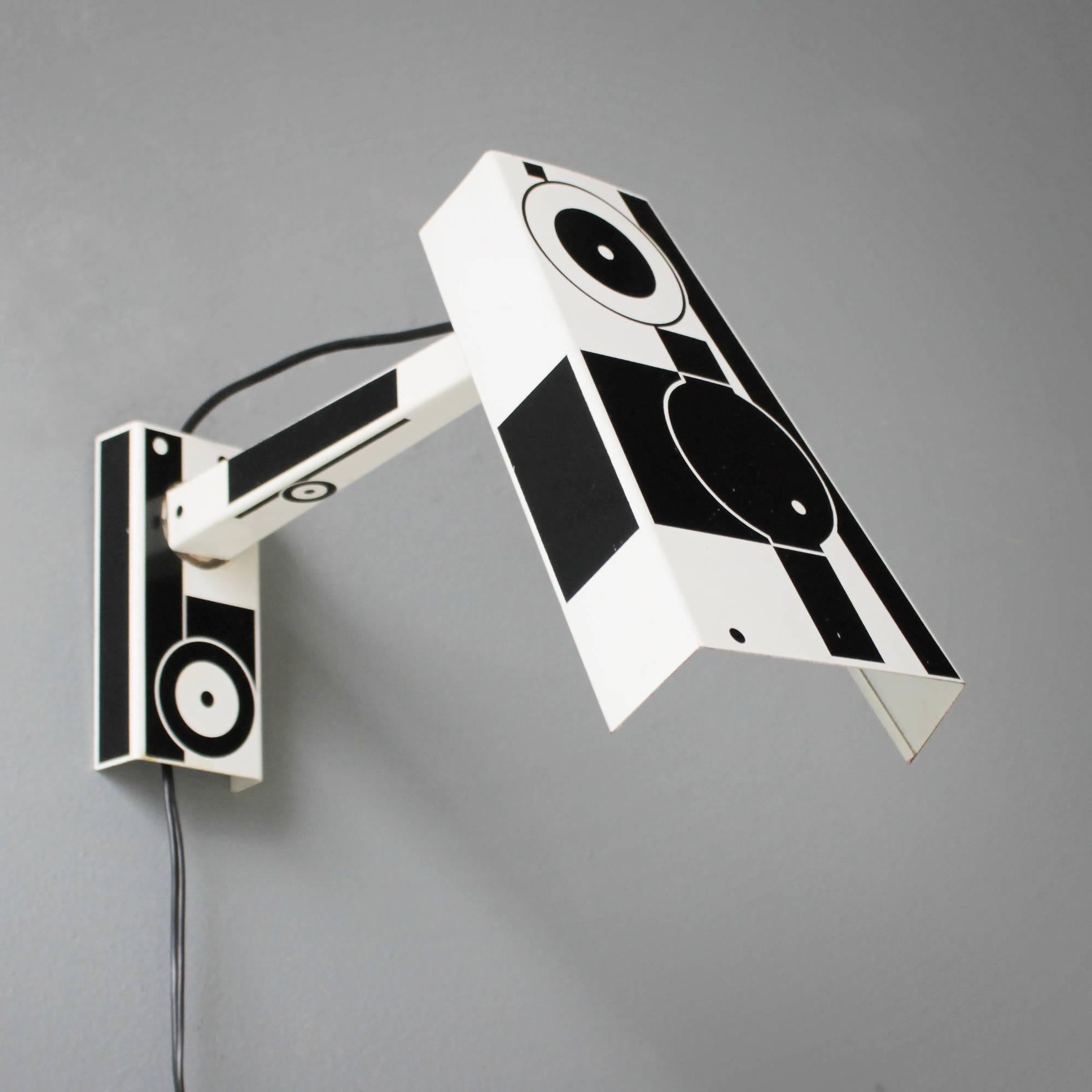Rare wall light from the 1960s by the Dutch manufacturer Hala Zeist. Pop-Art pattern in black and white. Good condition. 40 watt bulb, E17 (110 V) 14-17 mm, Small Edison Screw (SES) IEC 26.