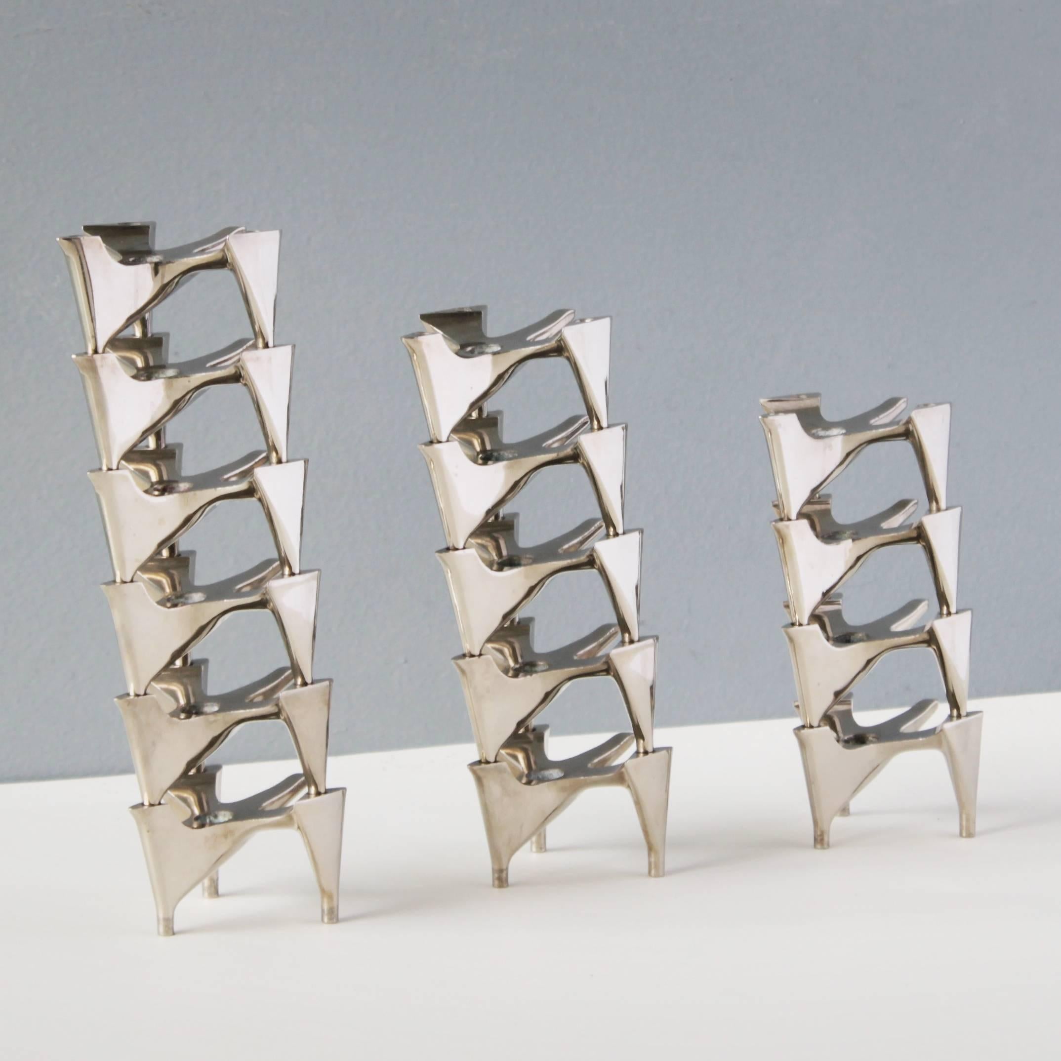 Fifteen (15) 'Vogelflug' (birdflight) candle holders by Hammonia-Motard. A rare set of stackable, chrome-plated candle holders in a beautiful condition.
Dimensions of a piece: Depth 3.5 in. (8.8 cm), width 2.8 in. (7 cm), height 2.0 inches (5