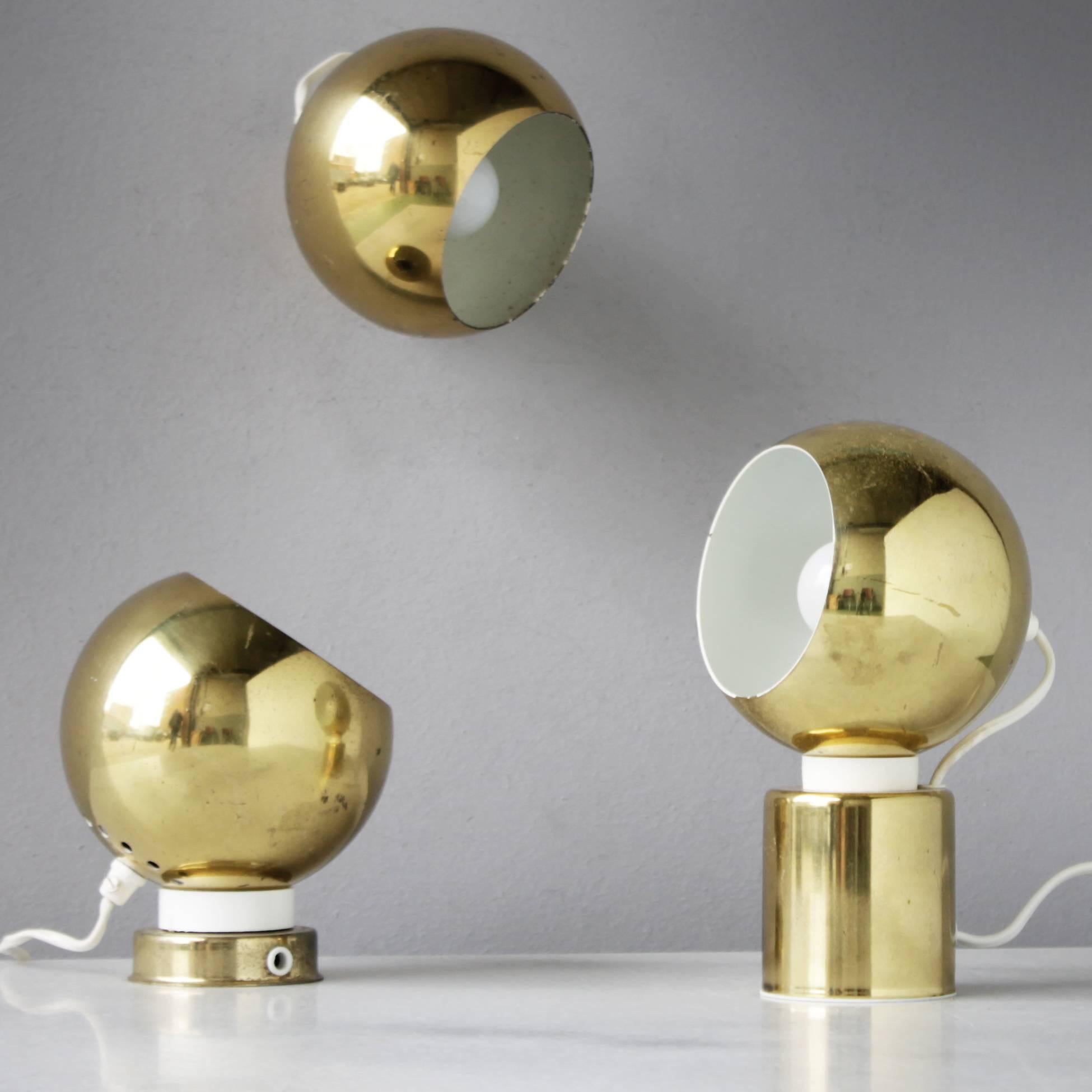 Two (2) wall lights and one (1) table light by Goffredo Reggiani for Reggiani Lampadari. Very rare in brass. The adjustable ball is on a magnetic base. It's all in a good working condition, just some stains on the height of the magnet. Measurements