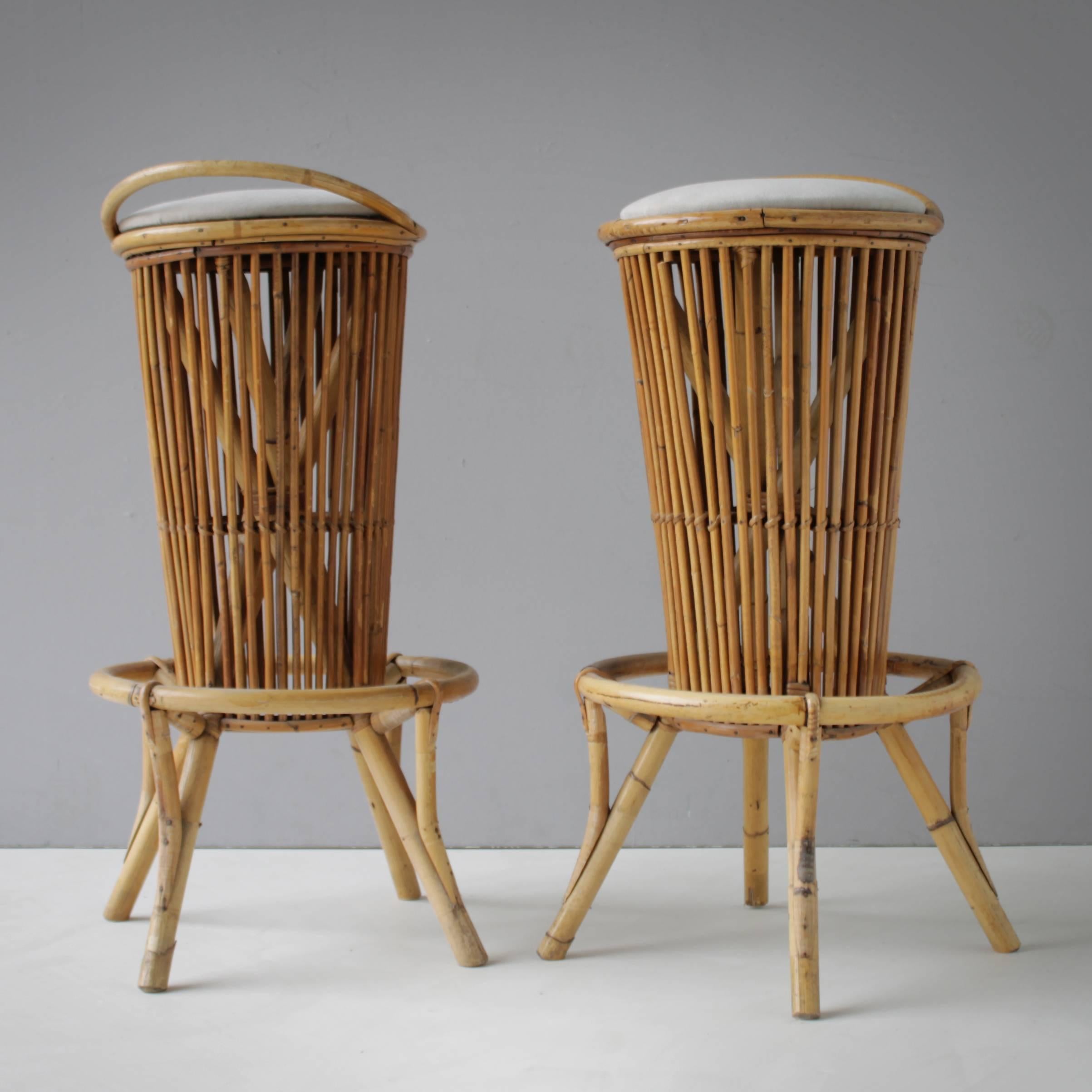 Pair of elegant rattan bar stools in the style of Tito Agnoli from the 1960s. Comes from Italy. In a good vintage condition with new grey upholstery.