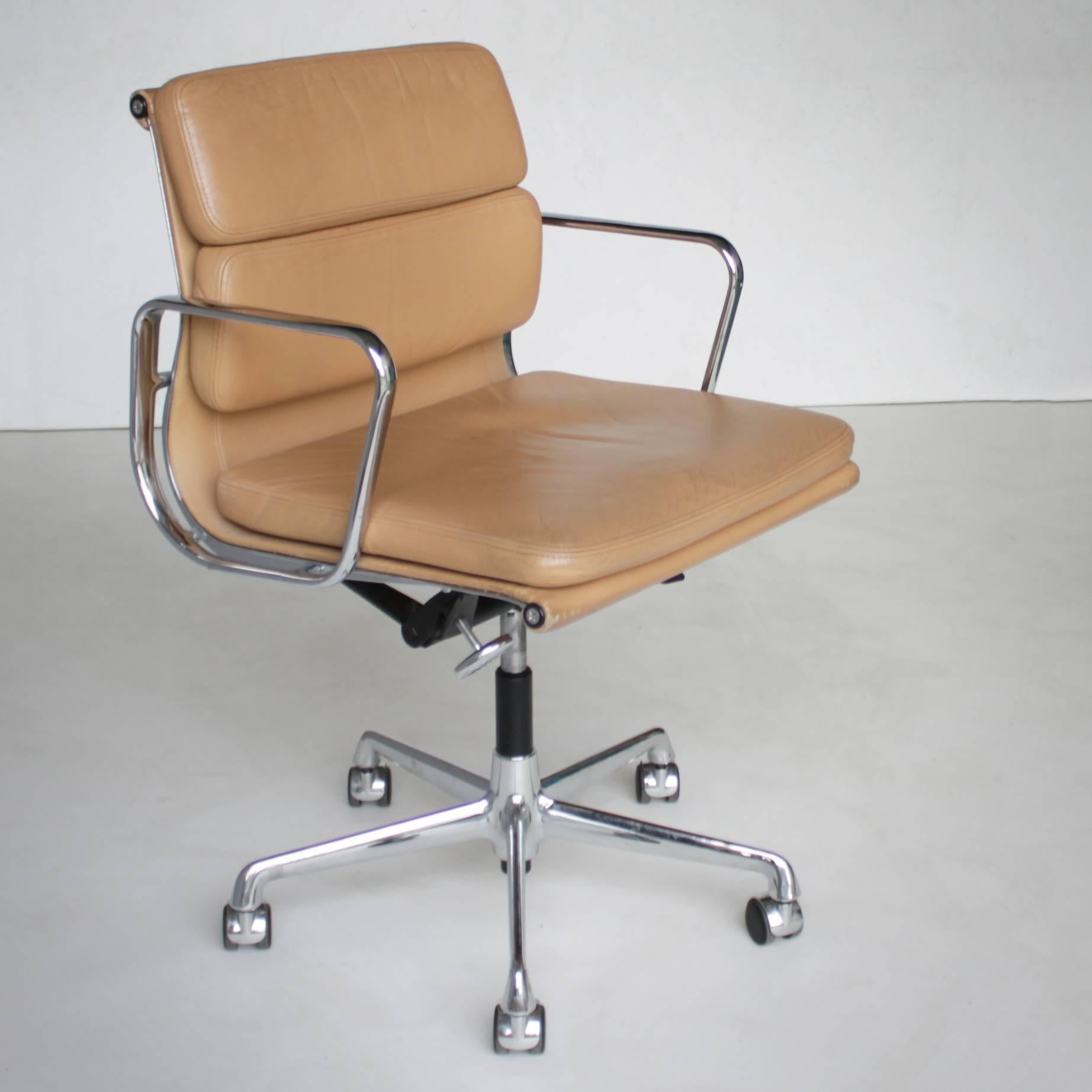 Eames office chair EA 217 Soft Pad from the Aluminium Group series, aluminum frame, camel color leather. Rotatable and 'tilt' and height adjustment.