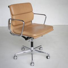 Eames EA 217 Soft Pad Stuhl