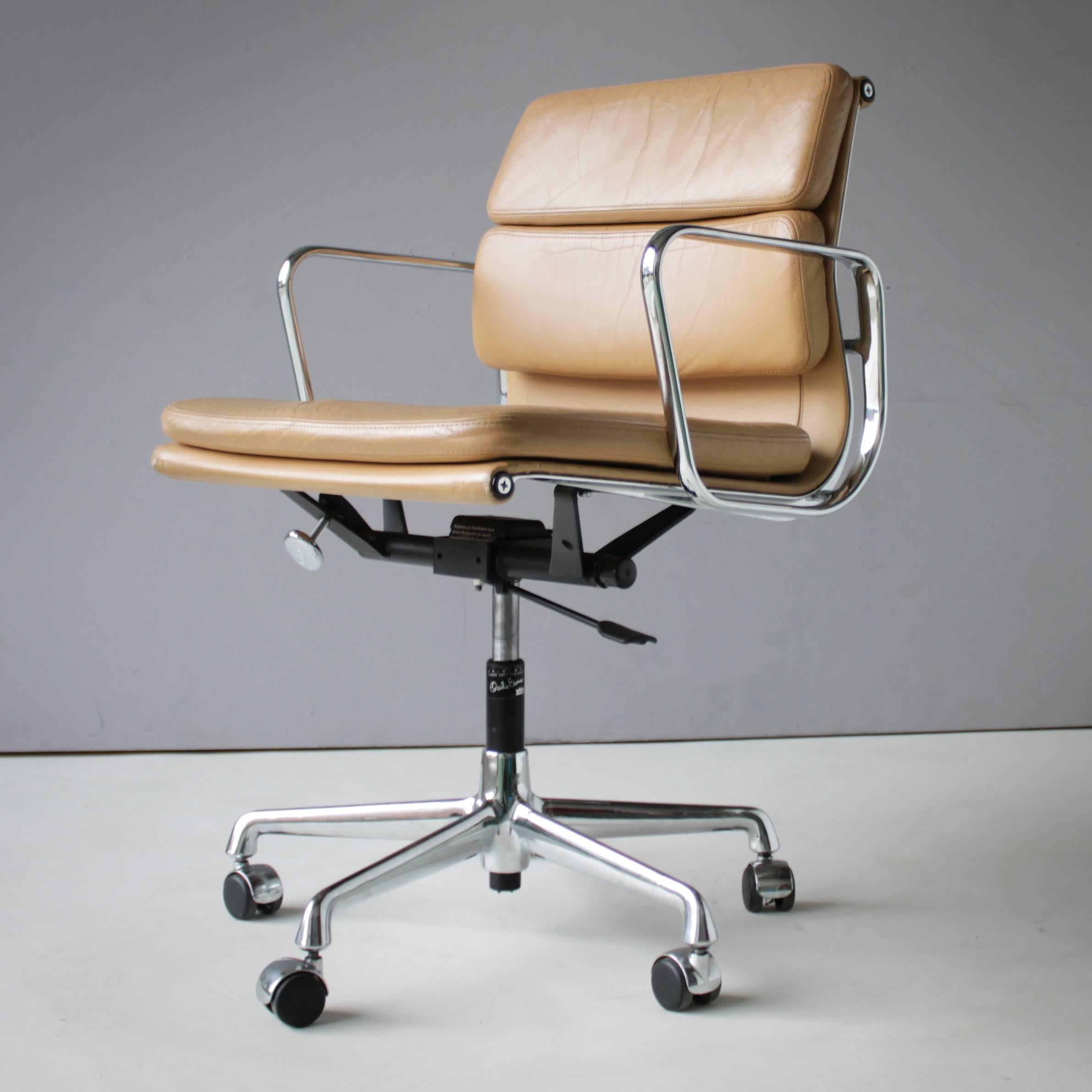 Mid-Century Modern Eames EA 217 Soft Pad Chair