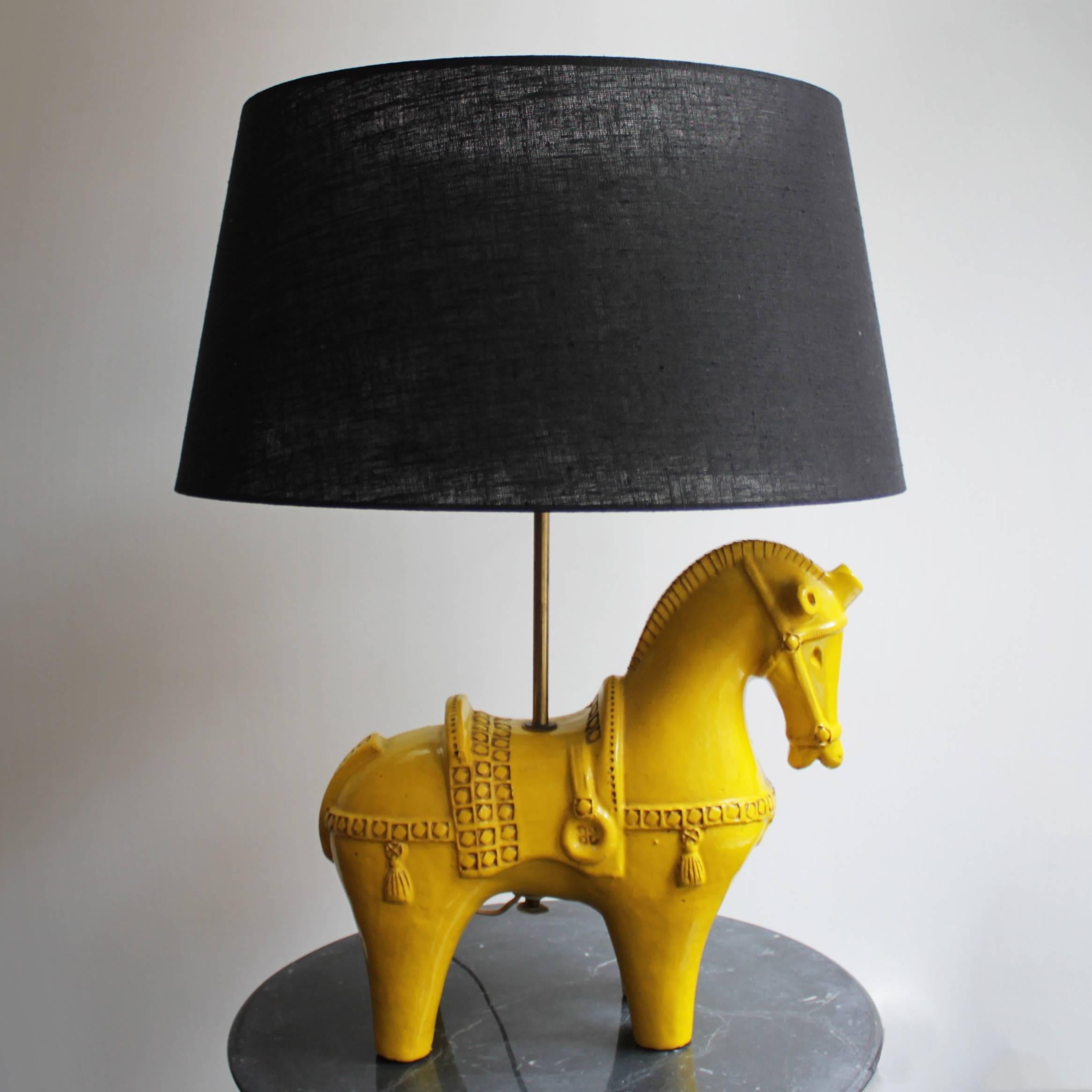Rare lampe de table en forme de cheval en céramique jaune par Aldo Londi pour le Studio Guido Bitossi de Montelupo:: Italie. Dimensions : diamètre de l'abat-jour 21.2 in. (54 cm):: hauteur totale avec le cheval 27.1 in. (69 cm). Dimensions du cheval